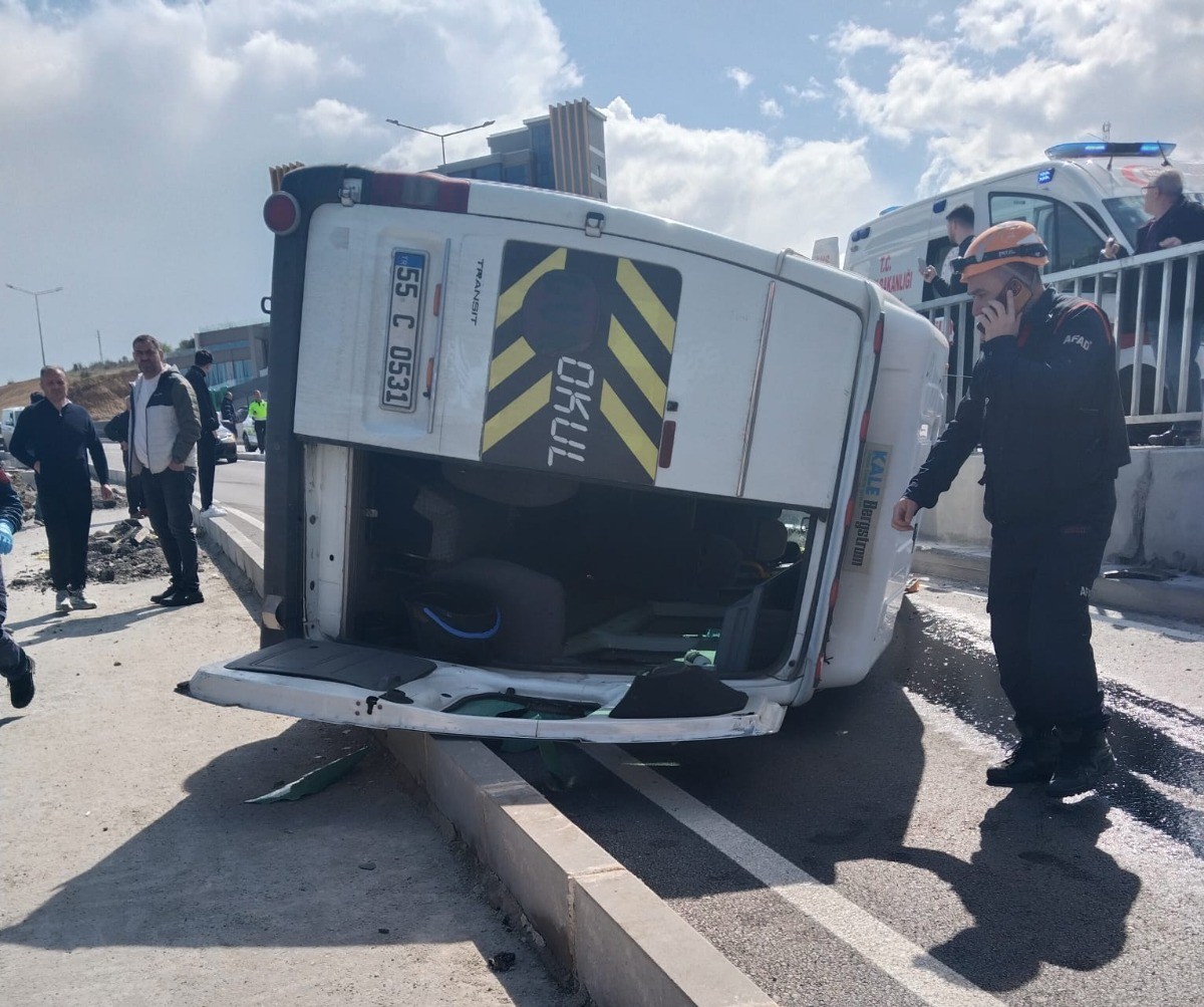 Atakum'da Minibüs Devrildi: Sürücü Yaralandı