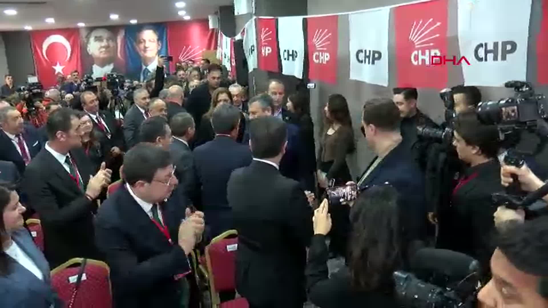 Özgür Özel'in Sert Açıklamaları: 'Türkiye Dışında Tırnak Makasım Yoksa İspatlayın'