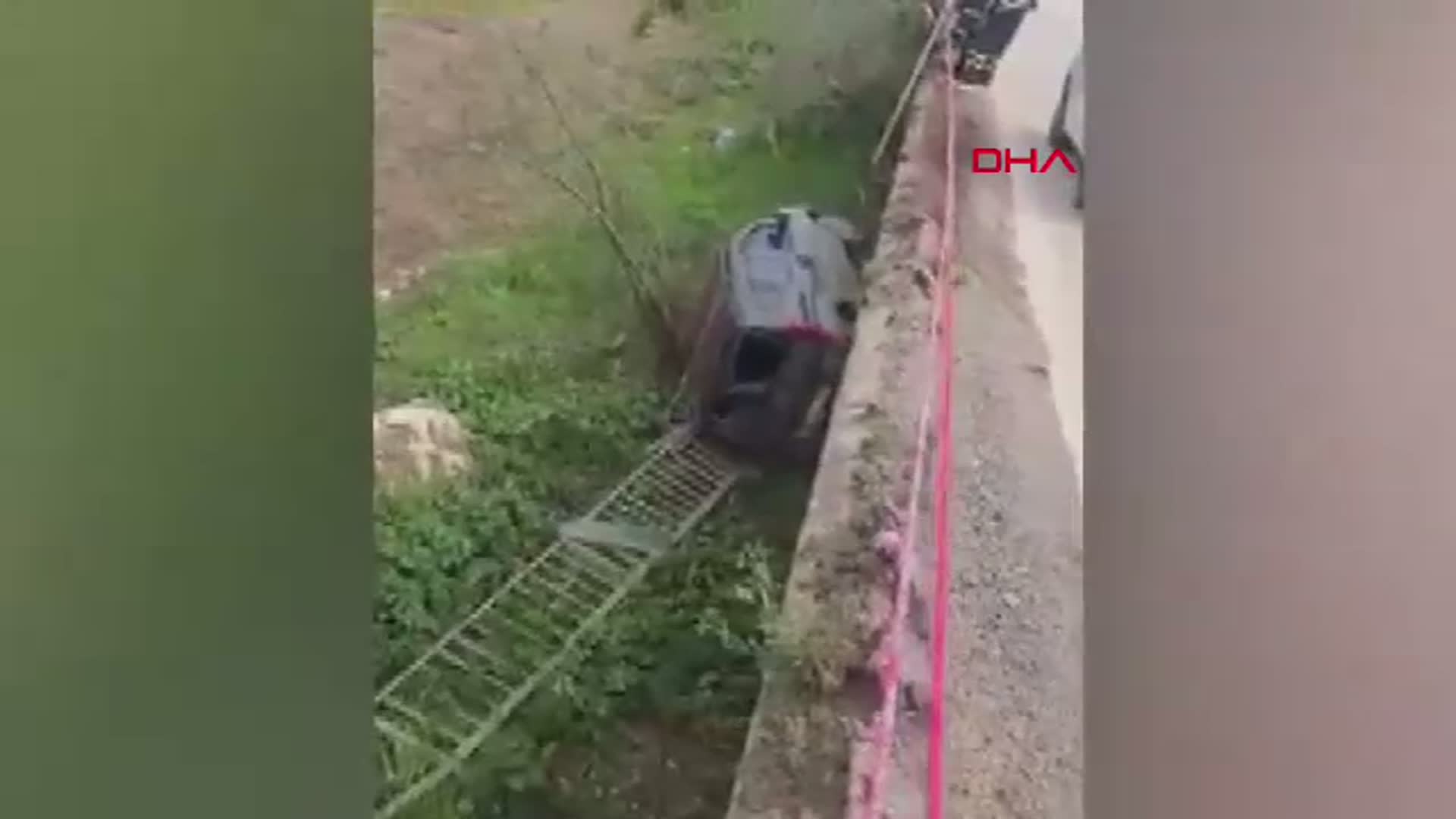 Bursa'da Trafik Kazası: Hafif Ticari Araç Dere Yatağına Uçtu, 4 Yaralı
