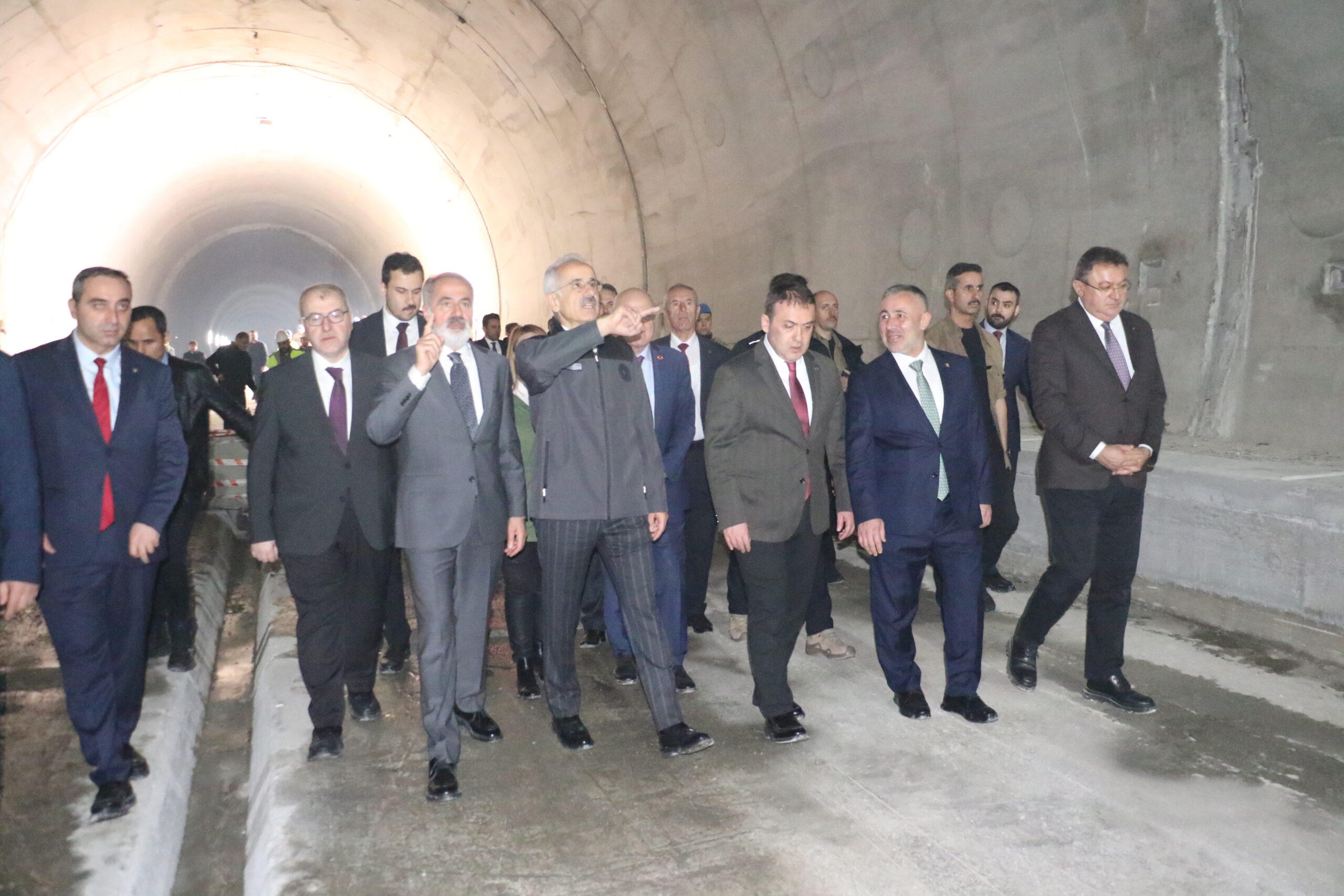 Bakan Uraloğlu: 2053'te Trenle Türkiye'yi 48 Saate Gezeceğiz