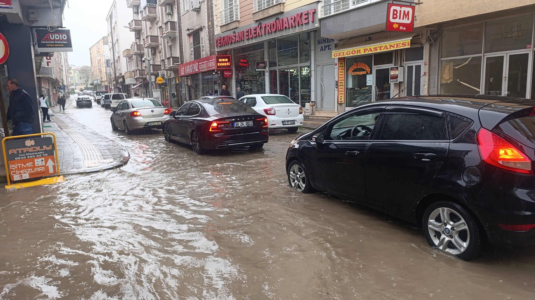Uzunköprü'de Sağanak Yağış; Caddeler Adeta Göl Oldu