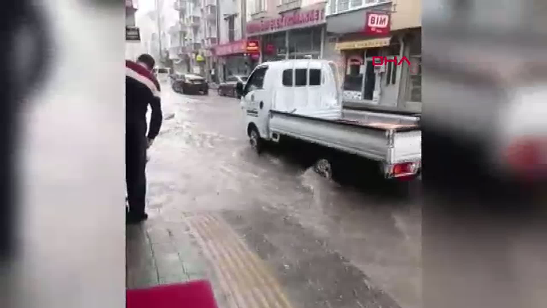 Uzunköprü'de Sağanak Yağış Hayatı Olumsuz Etkiledi