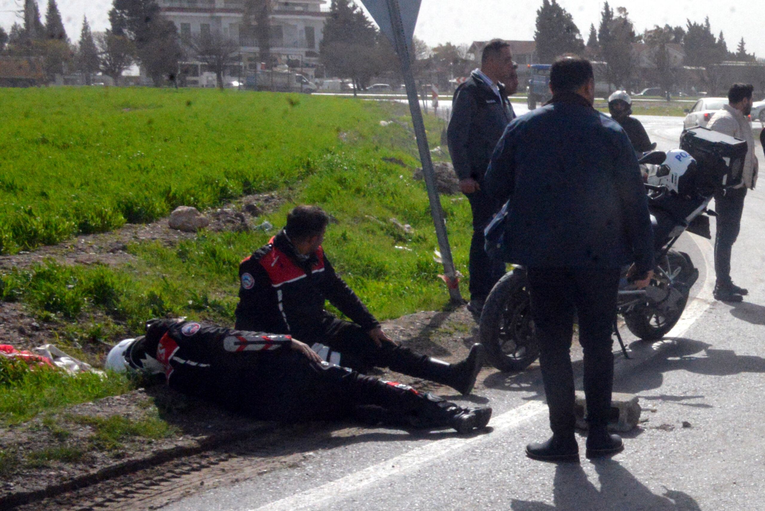 17 Yaşındaki Sürücü, Babasının Aracını Alıp Polislere Çarptı: 2 Yaralı