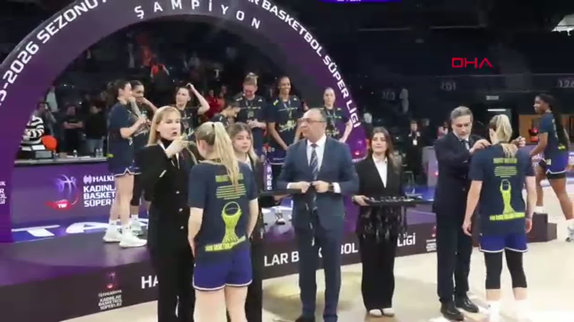 Fenerbahçe Opet Tarih Yazdı: Şampiyonluk Kupası Sahiplerini Buldu