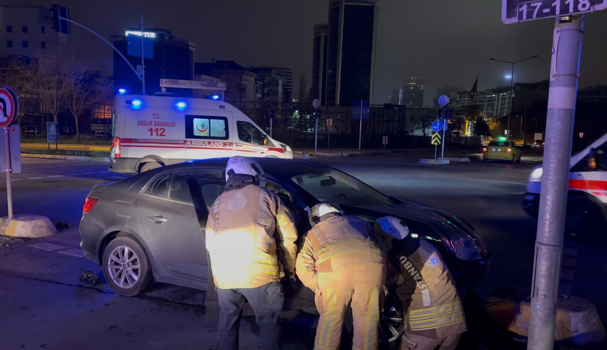 Kartal'da İki Araç Çarpıştı, 4 Kişi Yaralandı