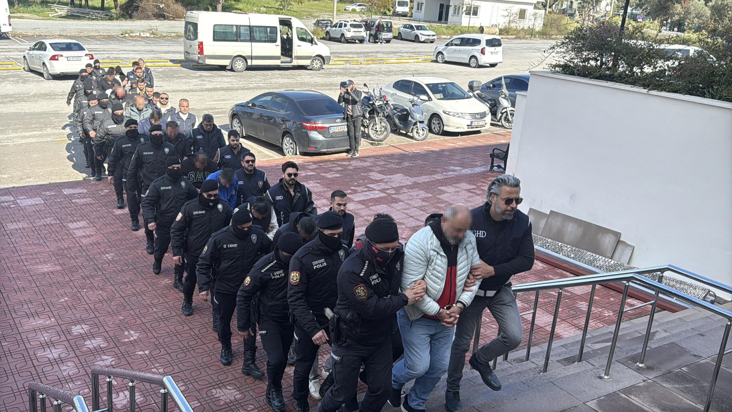Bodrum'daki Bot Faciasında 16 Şüpheli Adliyeye Sevk Edildi: 19 Kaçak Göçmen Hayatını Kaybetti