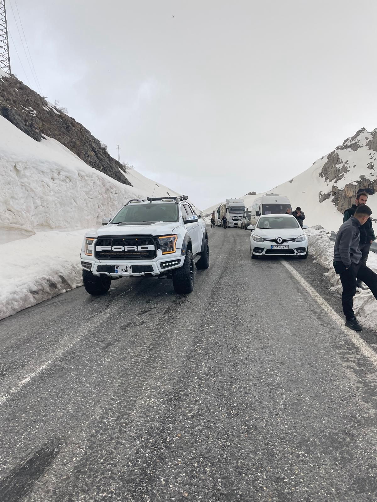 Hakkari-Şırnak Kara Yolu Çığ Nedeniyle Kapatıldı