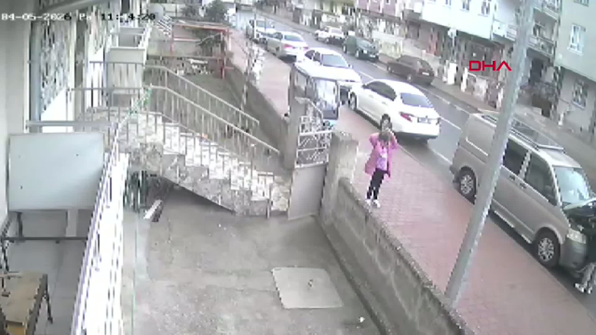 Kayseri'de Korkunç Kaza: Park Halindeki Araca Çarpan Otomobil Takla Attı, 2 Yaralı