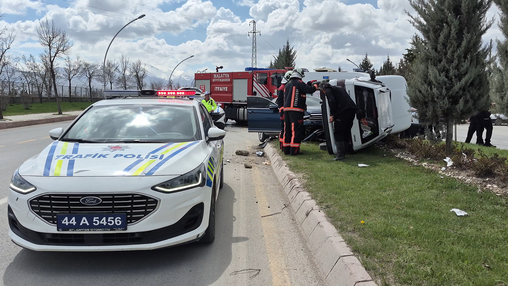 Malatya'da Trafik Kazası: Hafif Ticari Araç ve Otomobil Çarpıştı, 3 Yaralı