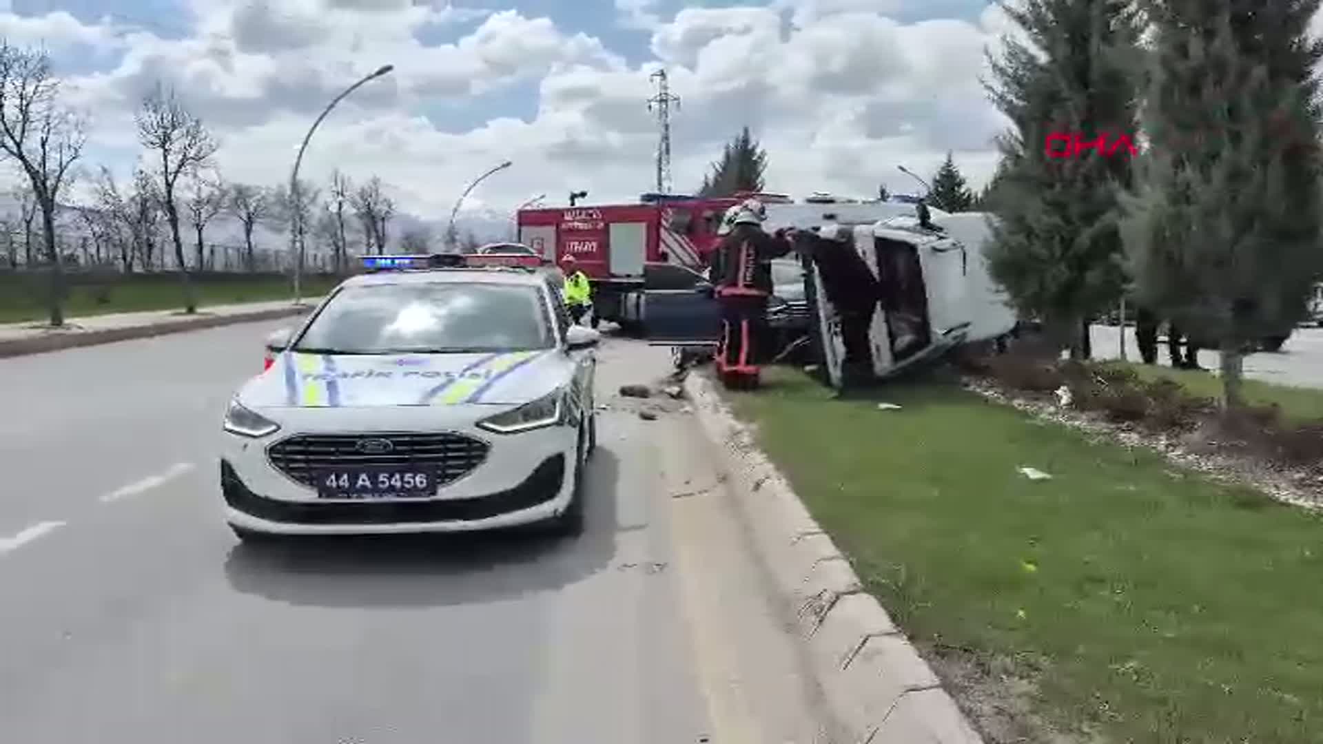 Malatya'da Otomobil ve Hafif Ticari Araç Çarpıştı: 3 Yaralı