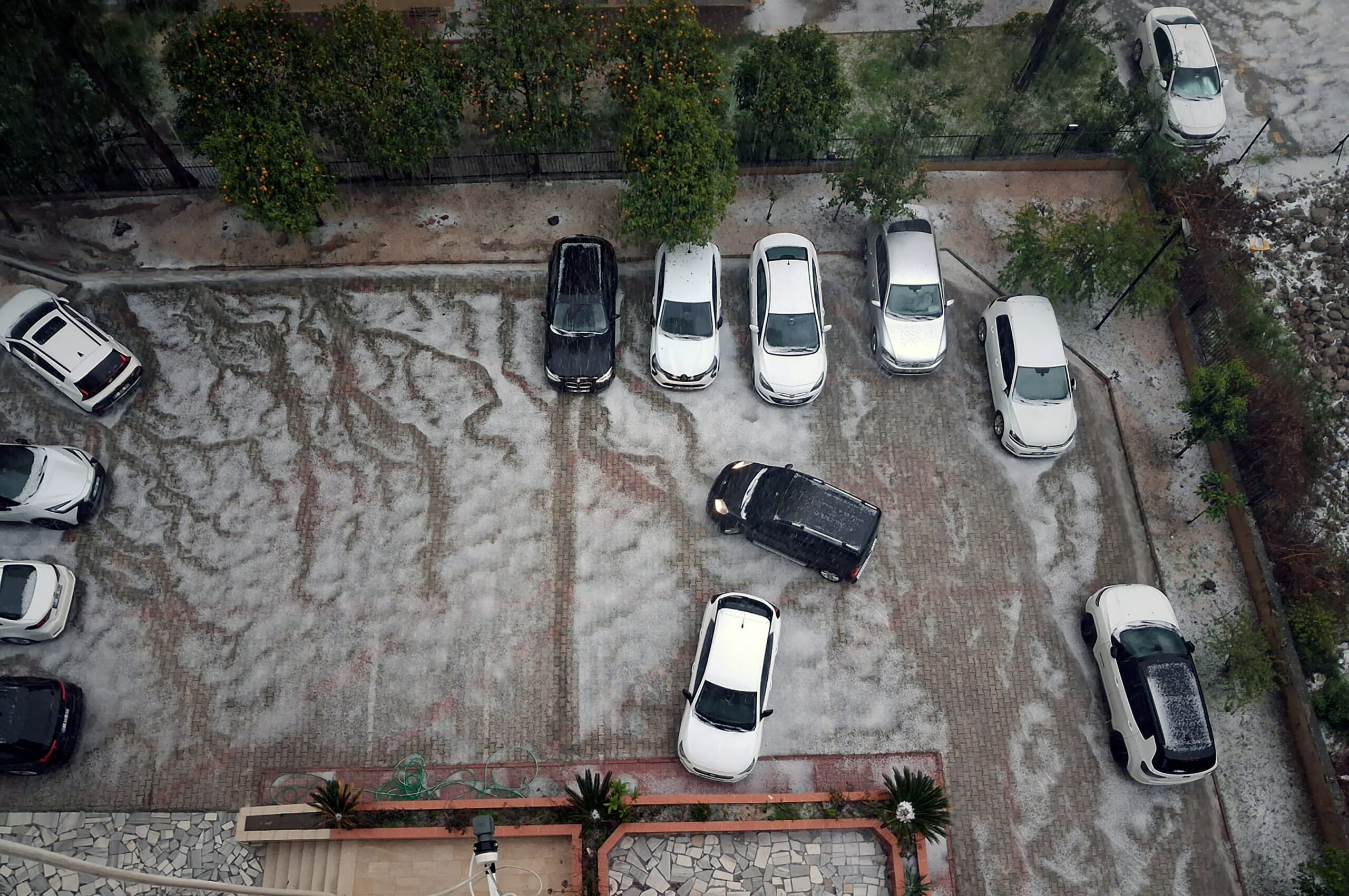 Adana'da Ani Dolu Yağışı: Cadde ve Sokaklar Beyaza Büründü