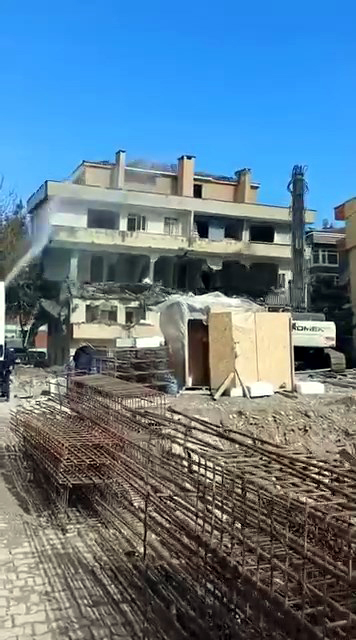 Avcılar'da Kentsel Dönüşüm: Tek Darbede Yıkılan Bina
