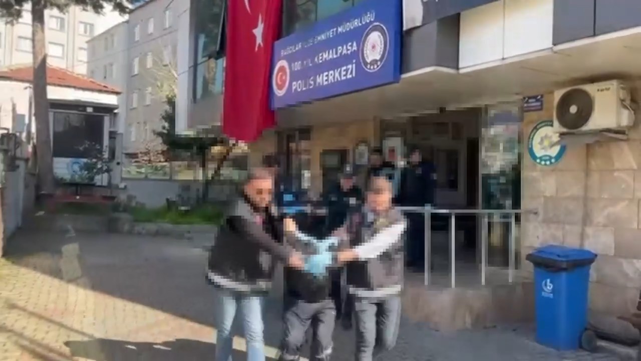Bağcılar'da Bıçaklı Kavga: İki Polis Memuru Yaralandı