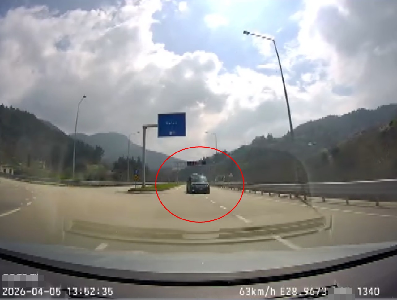 Trafiği Tehlikeye Sokan Ters Yönlü Minibüs Anbean Kaydedildi