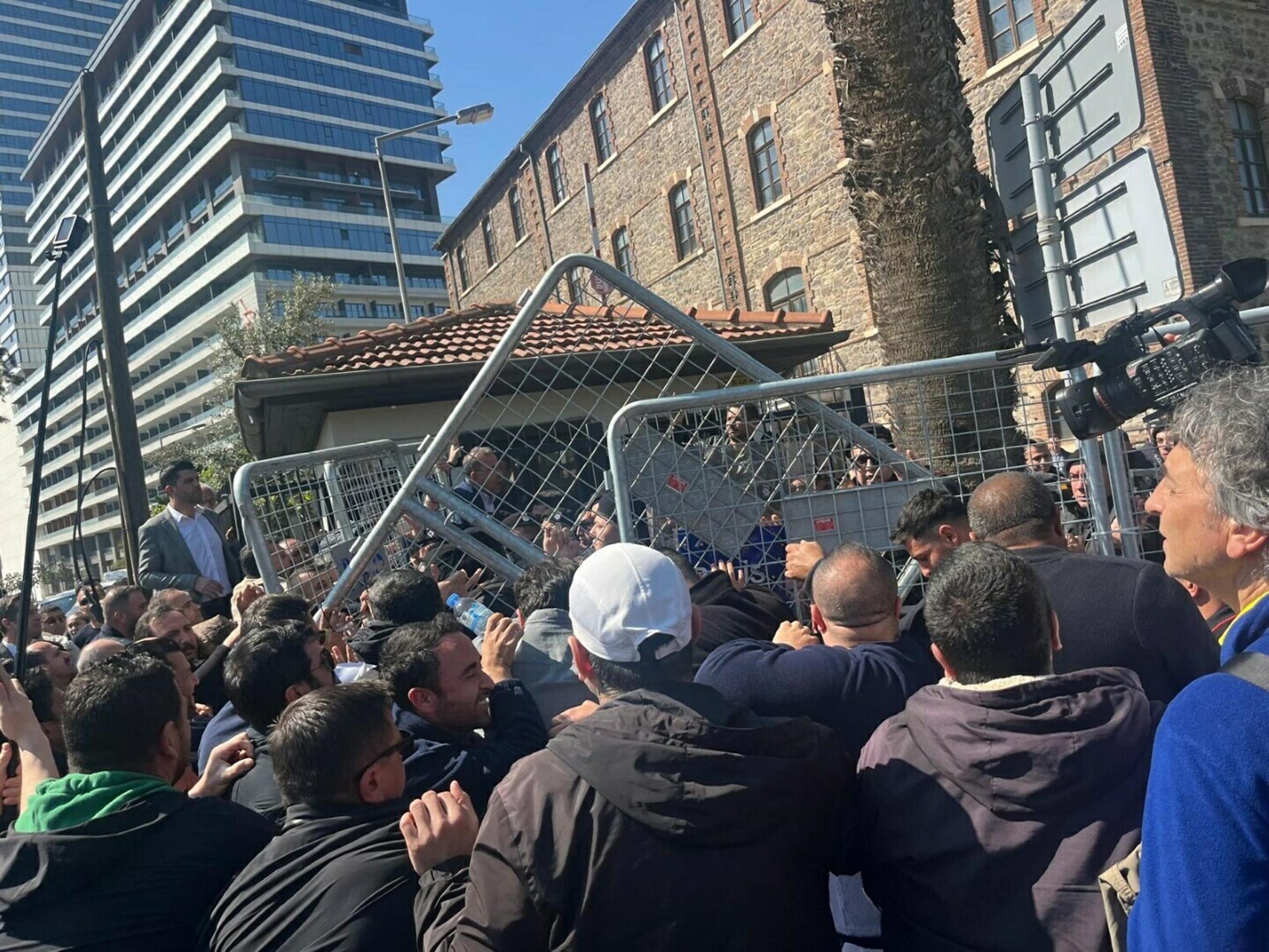İzmir'de DGM Binasında Tahliye Süreci: Gergin Anlar Yaşandı