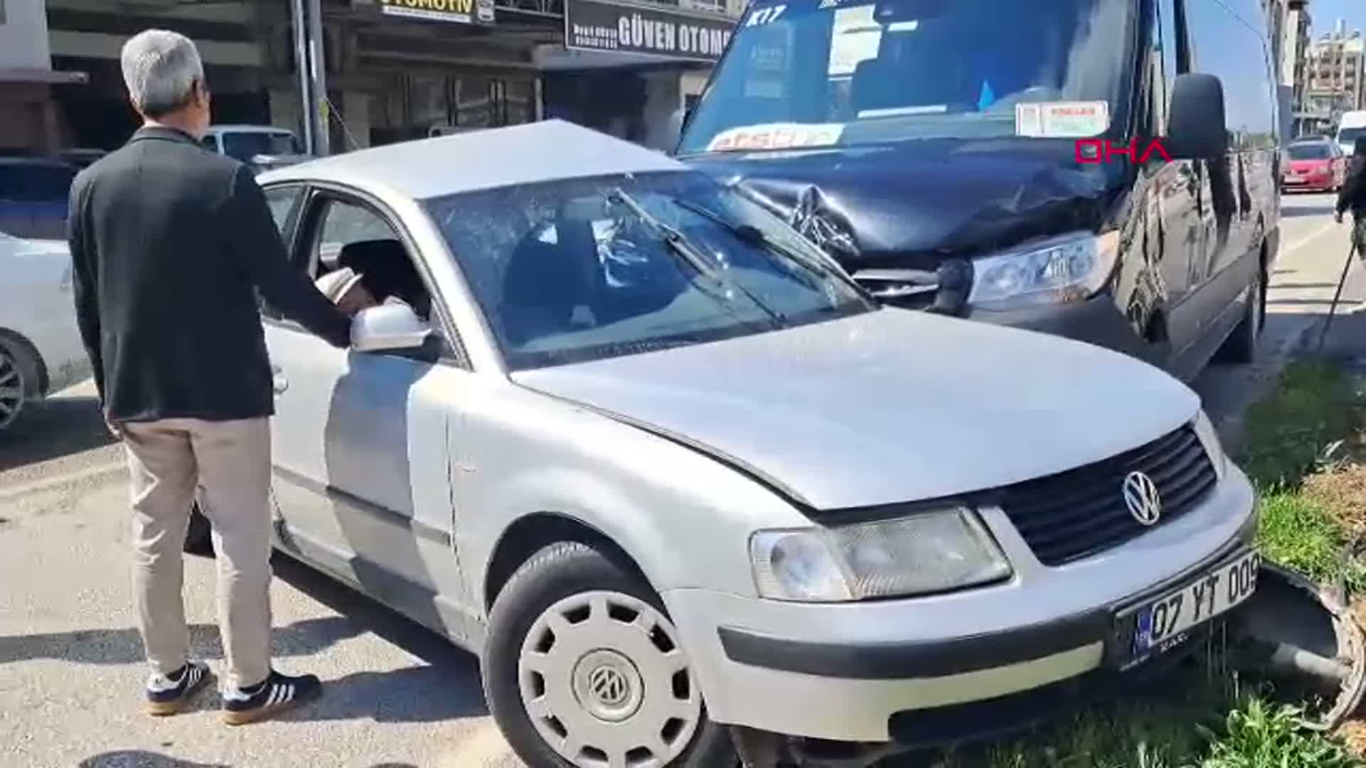 Antalya'da Tur Minibüsü ve Otomobil Çarpıştı: 2 Yaralı