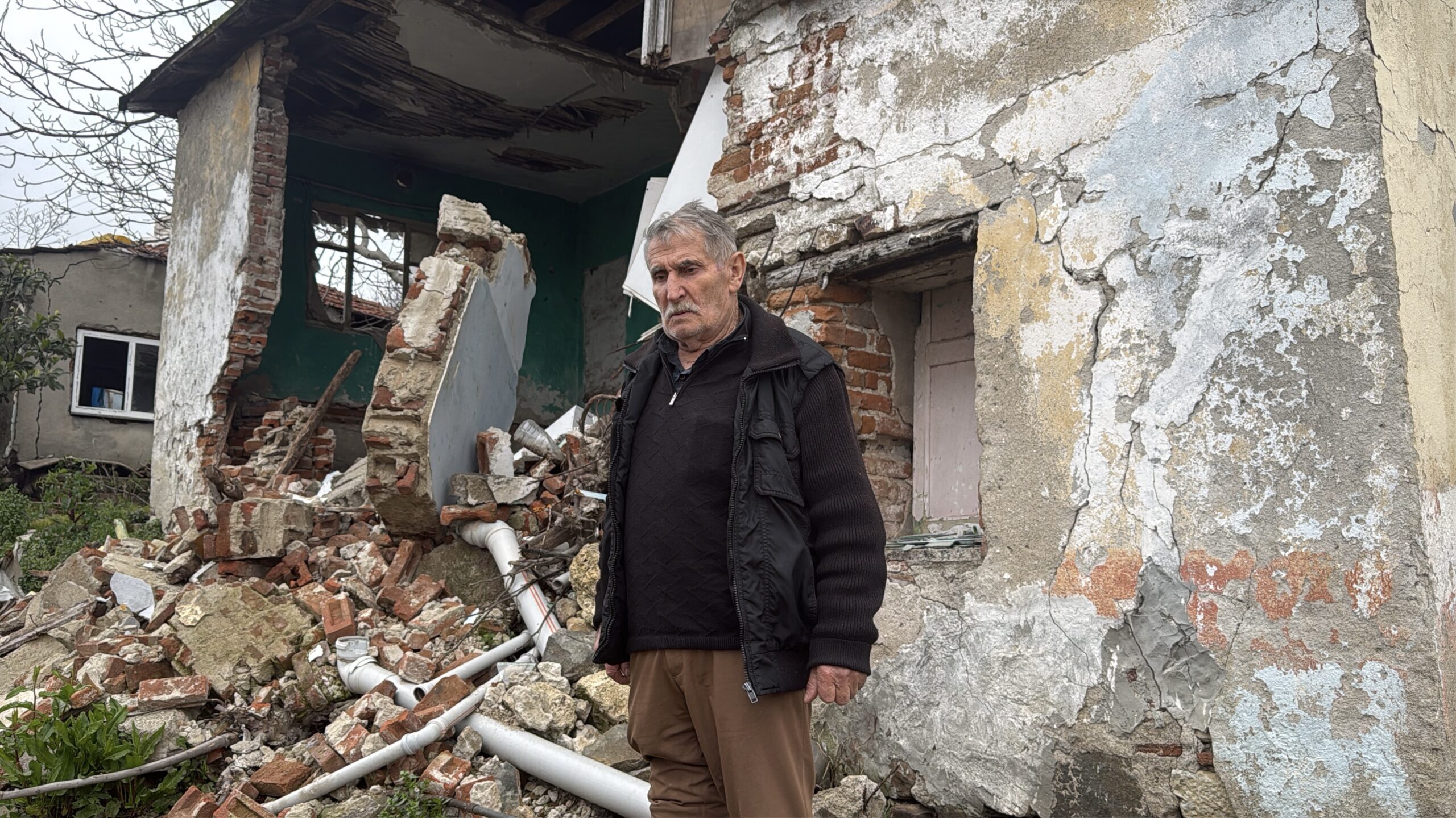 Yalova'da Toprak Kayması: Yaşlı Adamın Evi Yıkıldı, Çocuklarının Yanına Sığındı