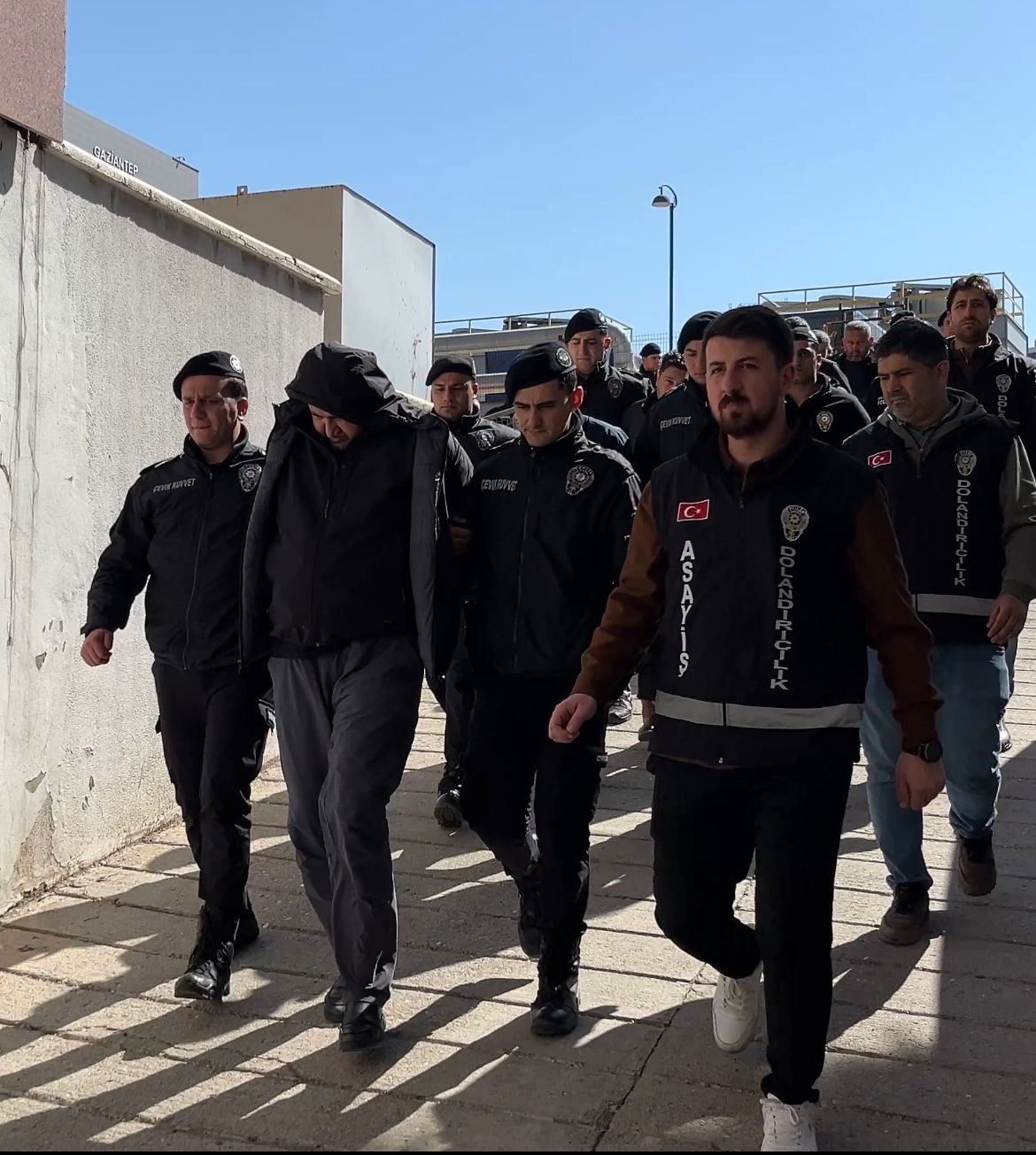 Akademisyen ve Eş Çalışanları Sahte Evrakla 521 Milyon TL'yi Aşan Dolandırıcılıkta Yakalandı