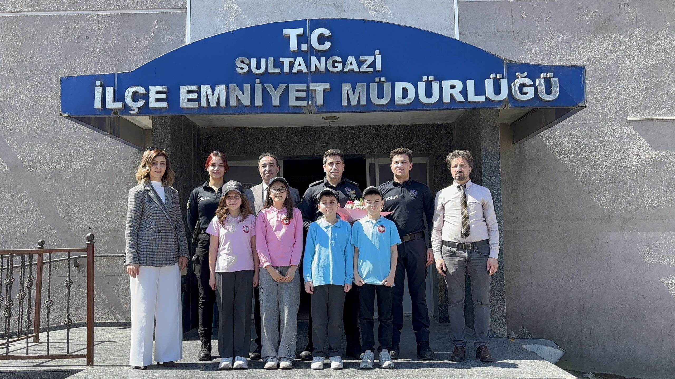 Öğrencilerden Anlamlı Ziyaret: Sultangazi İlçe Emniyet Müdürlüğü’ne Giden Öğrenciler Polis Haftası'nı Kutladı