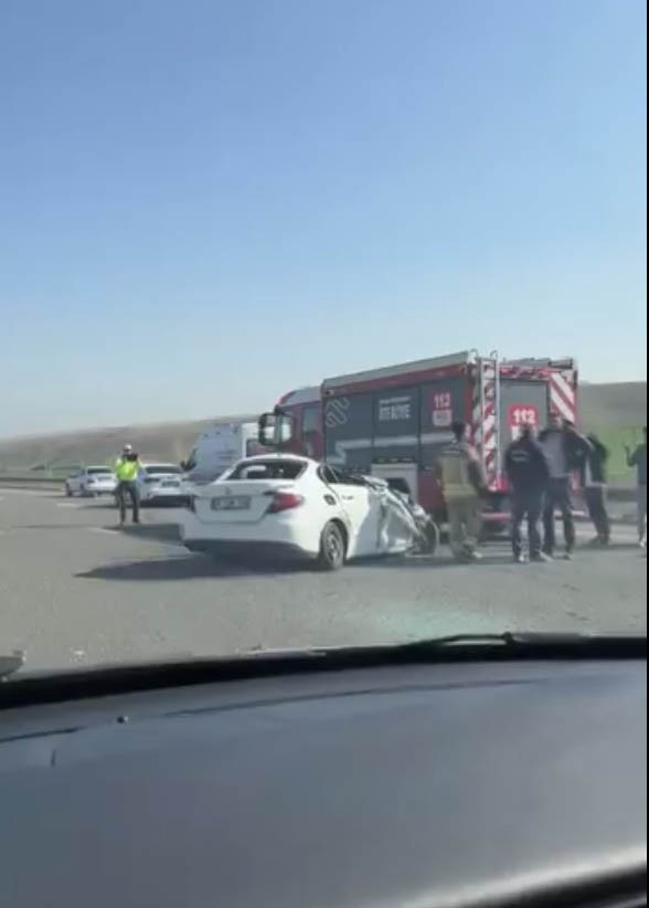 Ankara'da TIR'a Çarpan Otomobilin Sürücüsü Ağır Yaralandı