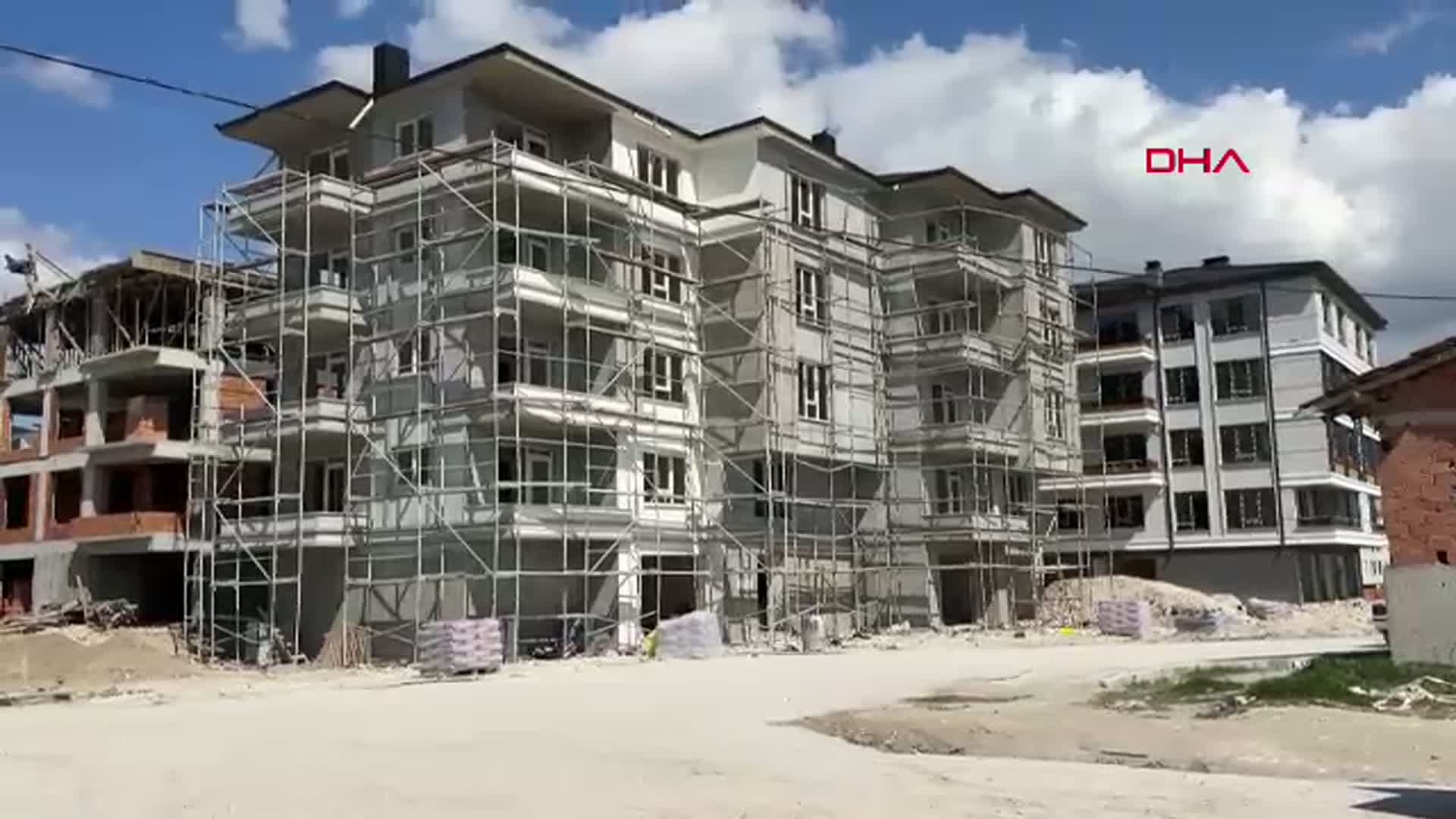 Kütahya'da İskeleden Düşen İki İşçi Hastaneye Kaldırıldı