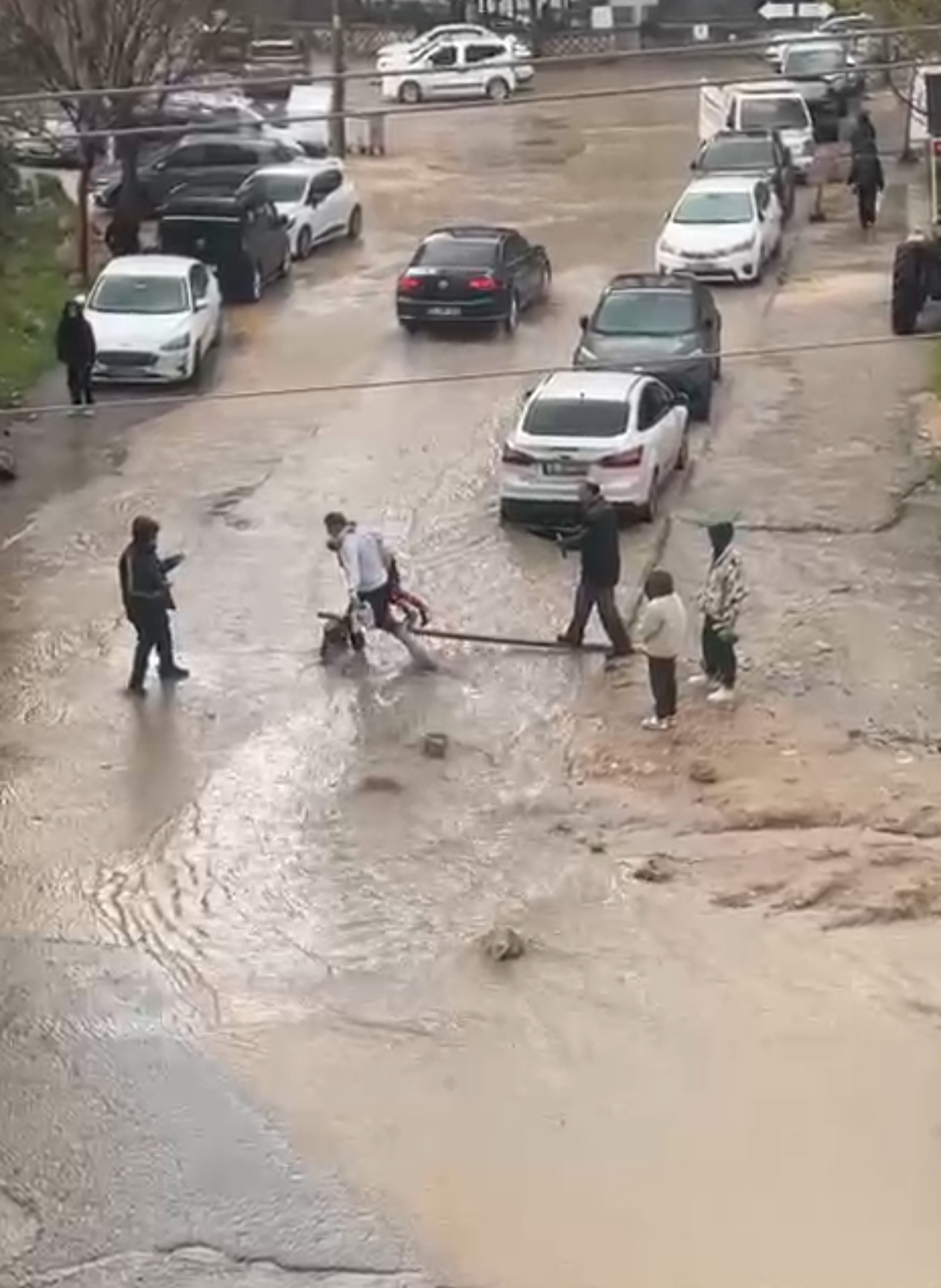 Mardin'de Sağanak Yağış Cadde ve Sokakları Su İçine Gömdü