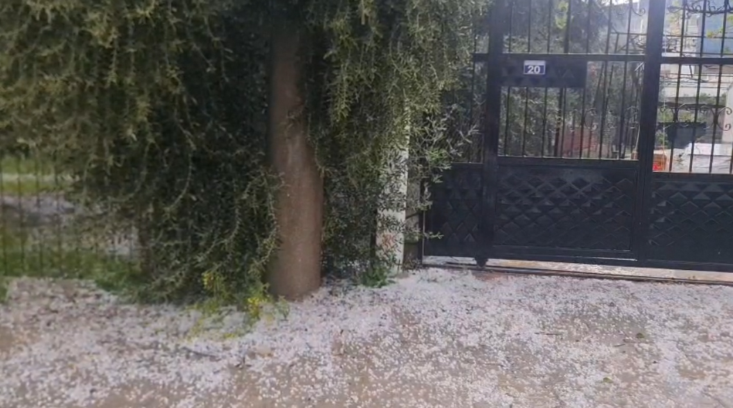 Osmaniye'de Şiddetli Dolu Yağışı Cadde ve Sokakları Beyaza Bürüdü