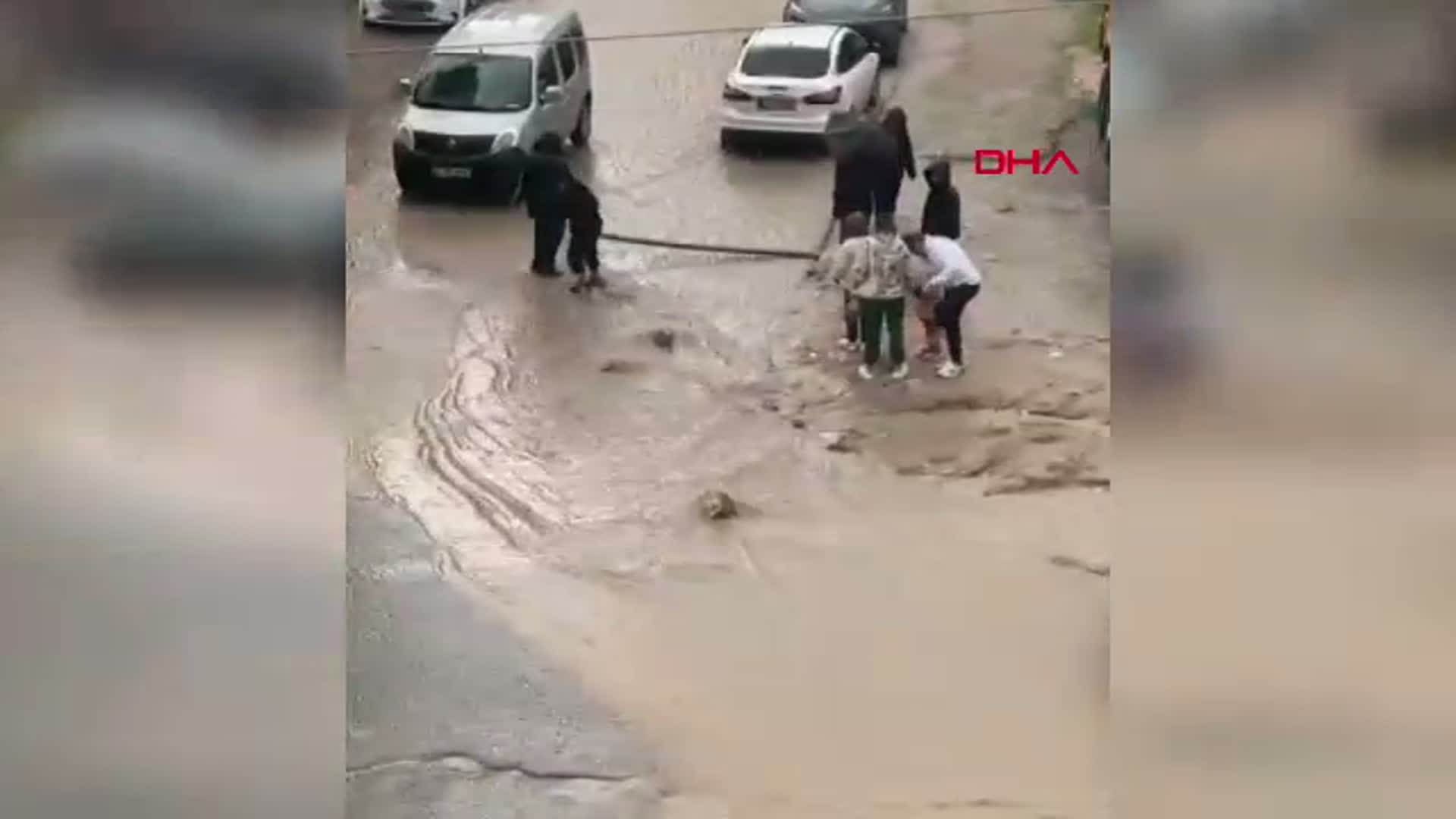 Mardin'de Sağanak Yağış Caddeleri Göle Döndü