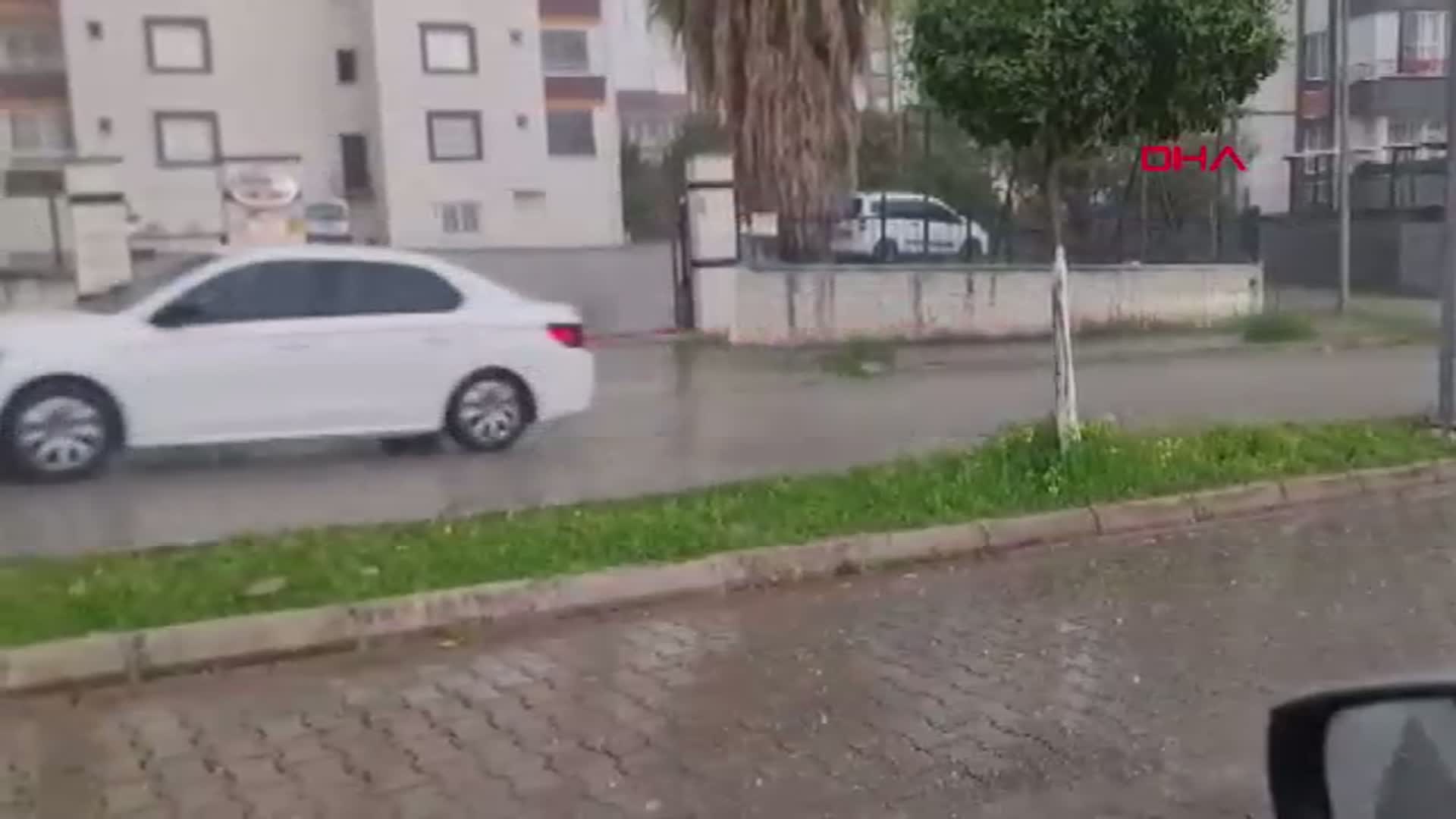 Osmaniye'de Sağanak ve Dolu Yağışı Cadde ve Sokakları Beyaza Bürüdü