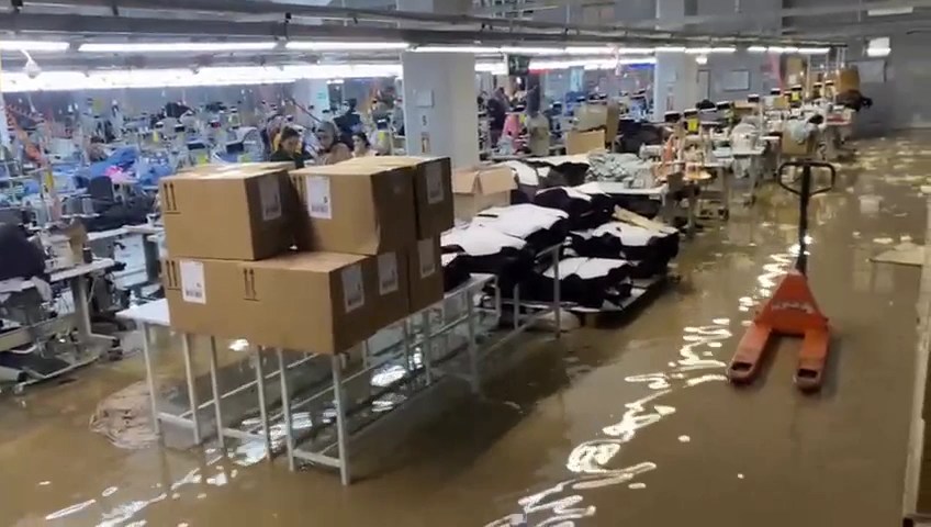 Şanlıurfa'da Sağanak Yağış Tekstil Fabrikasını Su Bastı; İşçiler Güvenle Tahliye Edildi