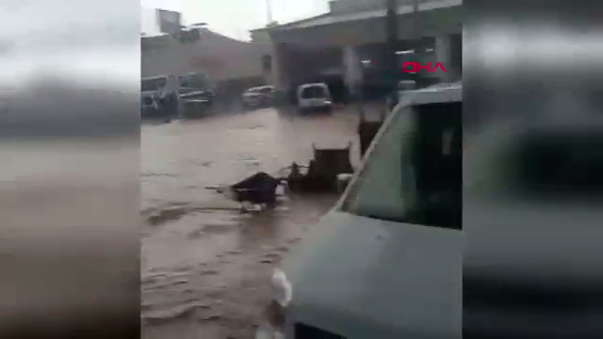 Şanlıurfa'da Sağanak Yağış Tekstil Fabrikasını Vurdu: İşçiler Güvenle Tahliye Edildi