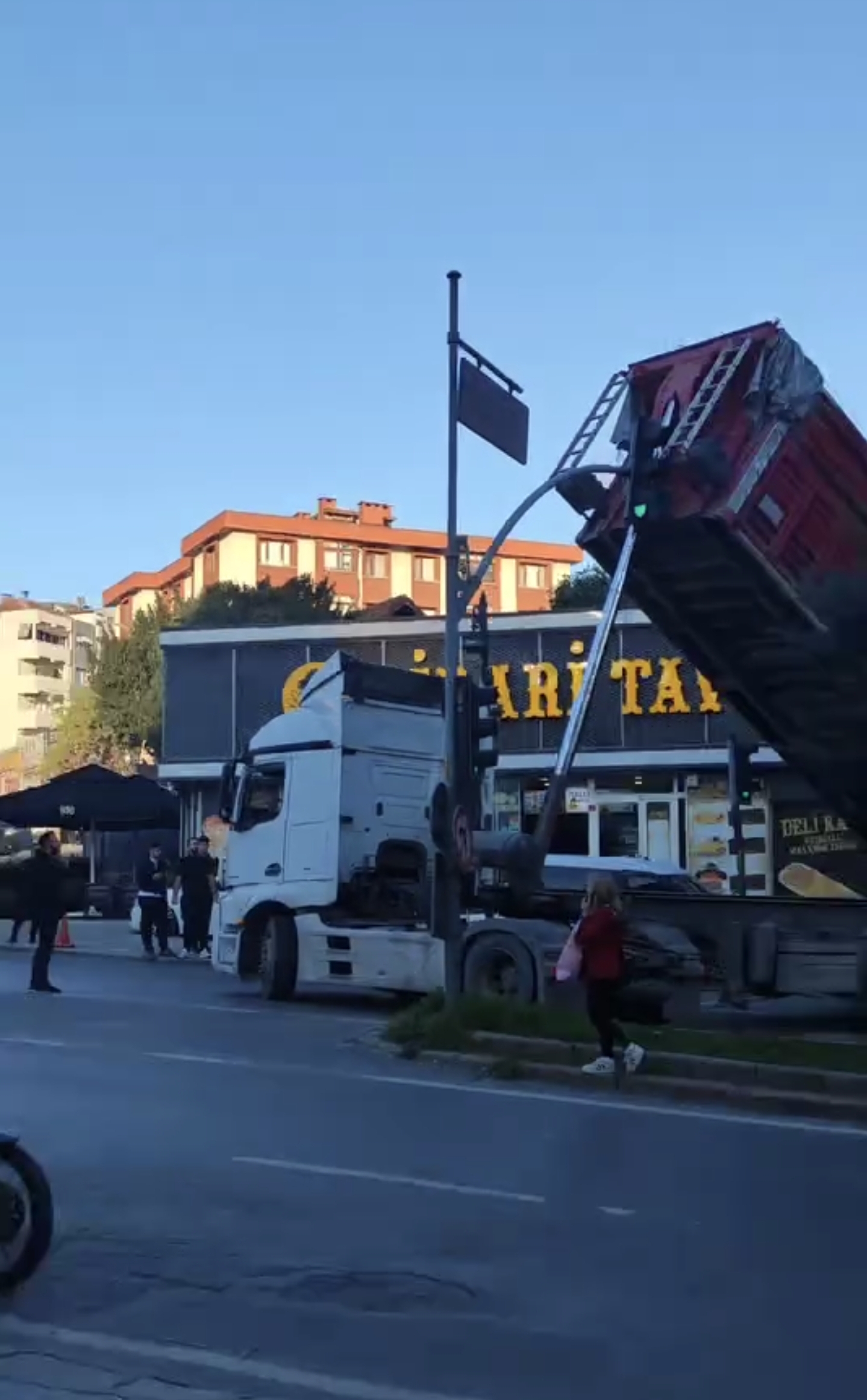 Pendik'te Hafriyat Kamyonu Trafik Işıklarına Çarptı