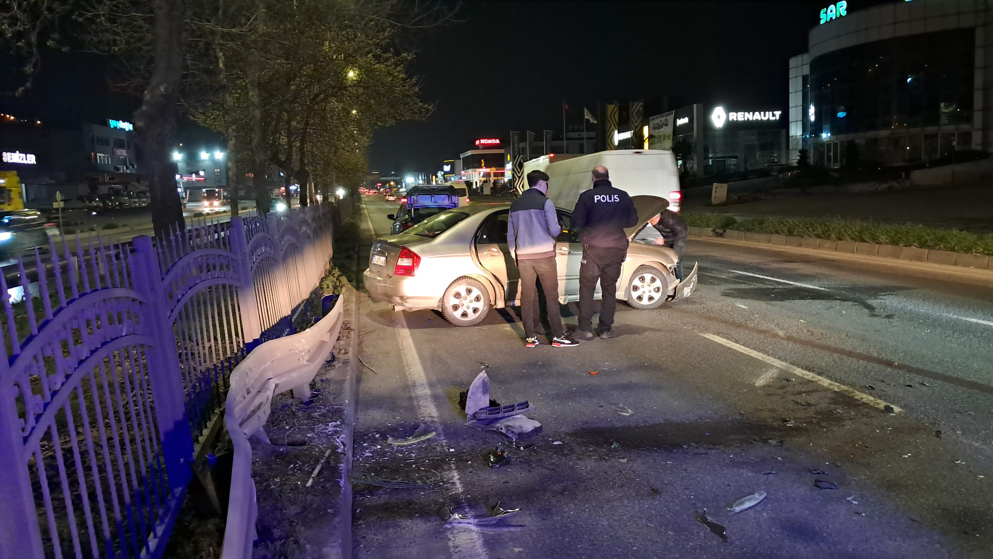 Samsun'da Otomobil Refüjdeki Bariyerlere Çarptı: 2 Yaralı