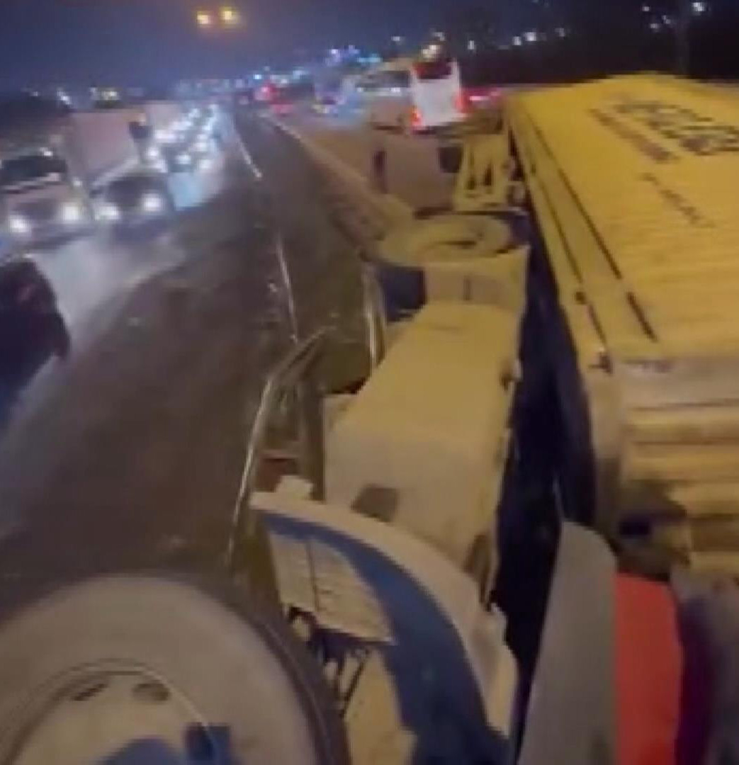 Tuzla TEM Otoyolu'nda TIR Devrildi, Trafik Durma Noktasına Geldi
