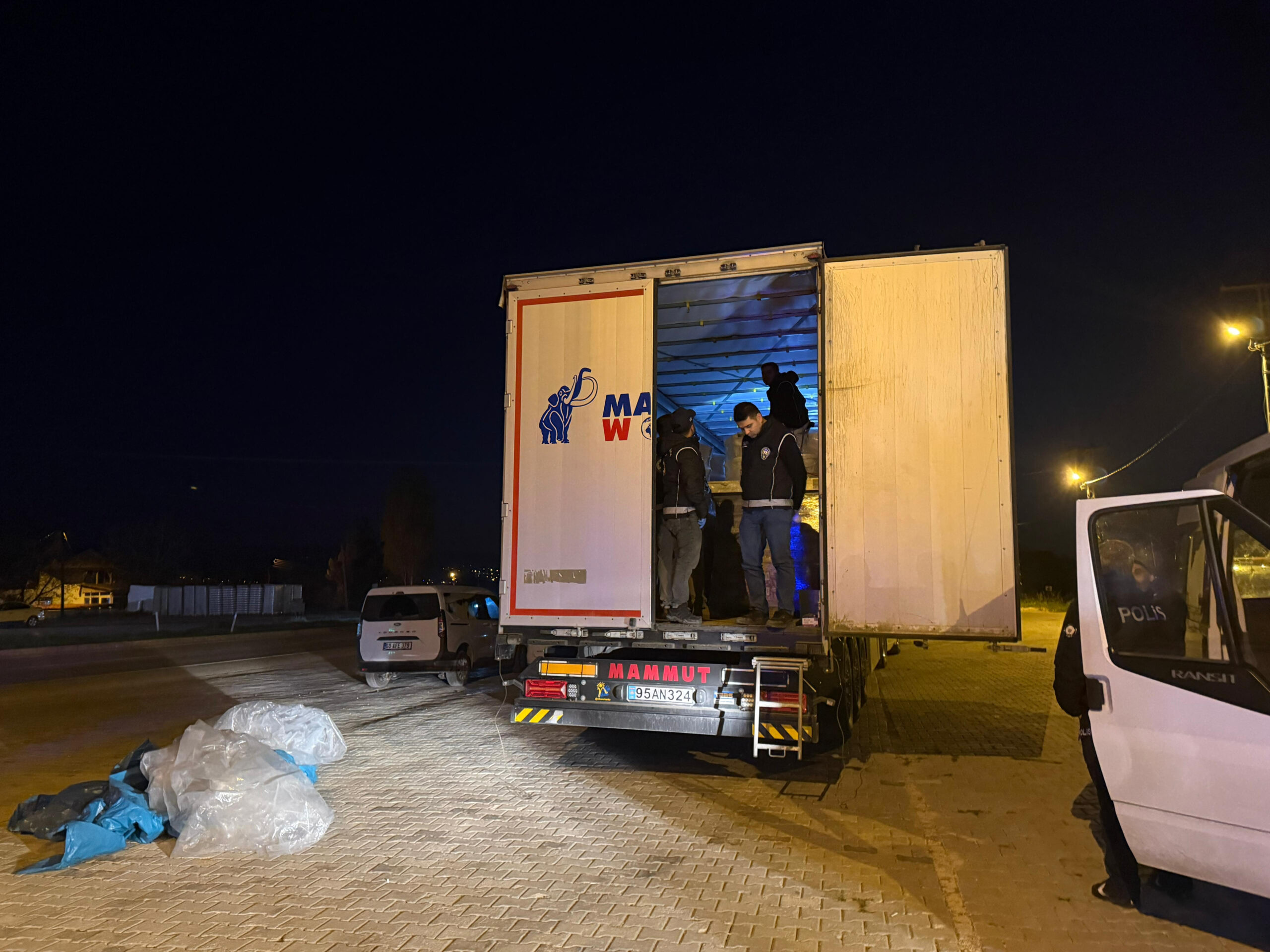 Tokat'ta Durdurulan TIR'da 18 Kaçak Göçmen Ele Geçirildi
