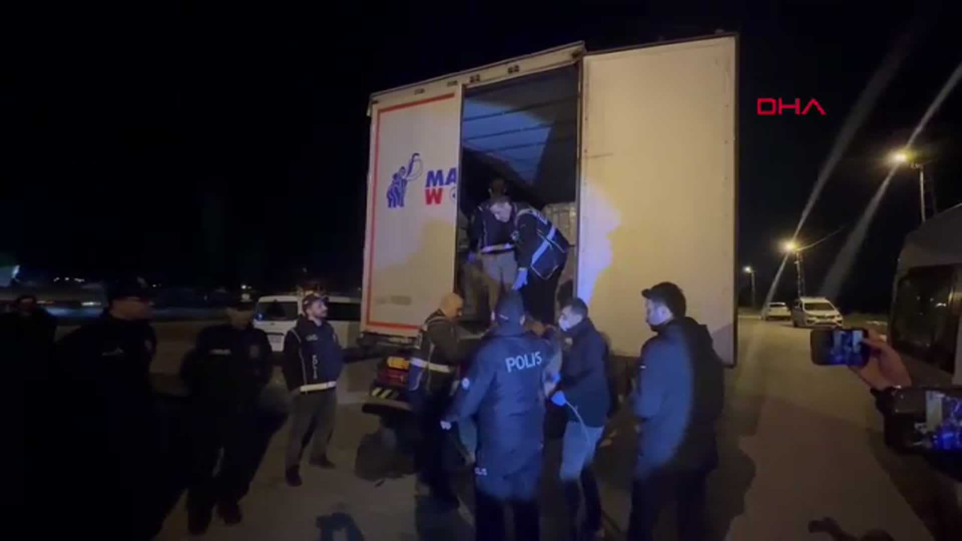 Tokat’ta Durdurulan TIR’da 18 Kaçak Göçmen Ele Geçirildi