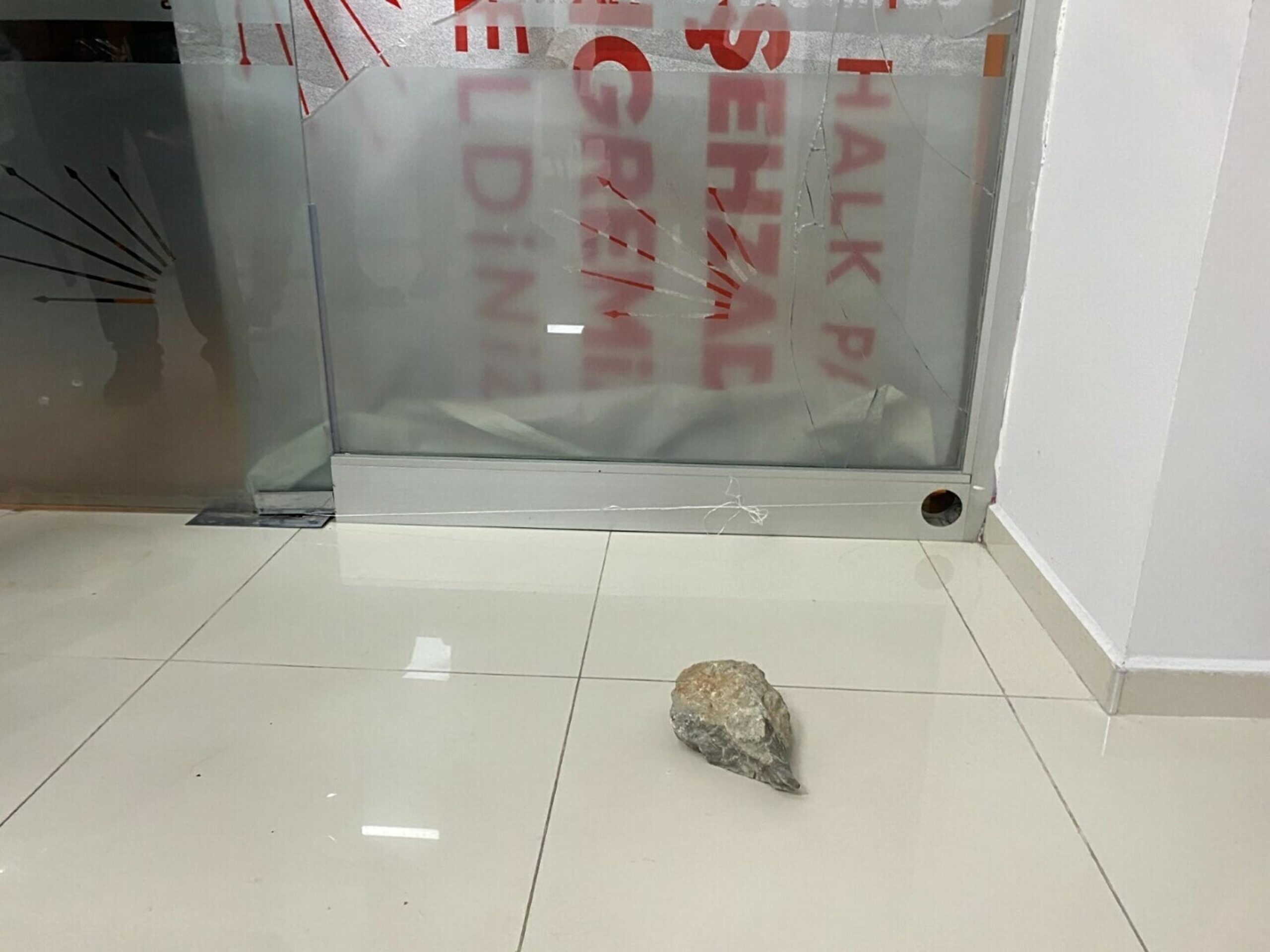 Şehzadeler CHP İlçe Başkanlığı'na Taşlı Saldırı
