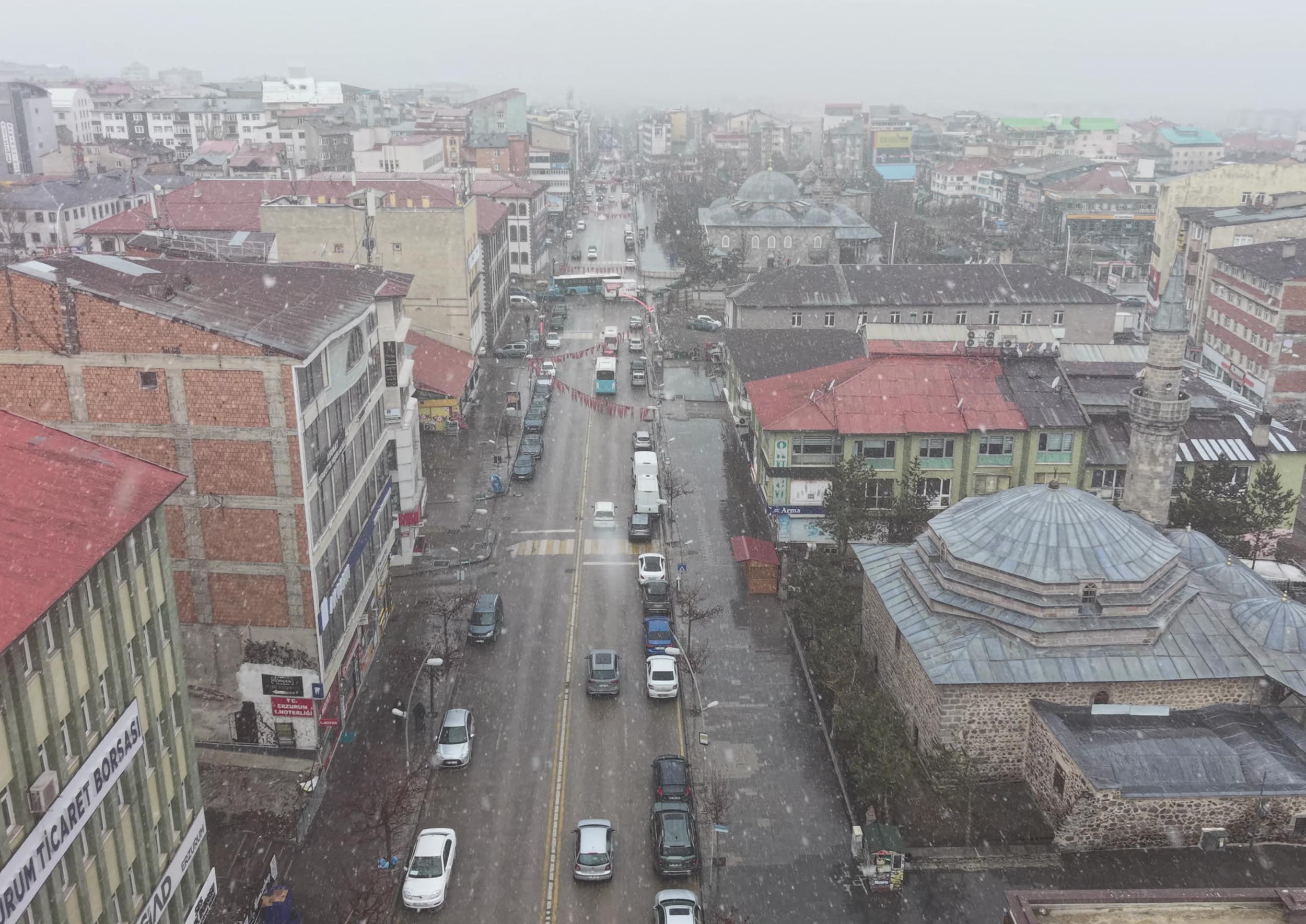 Erzurum'da Beklenmedik Kar Yağışı