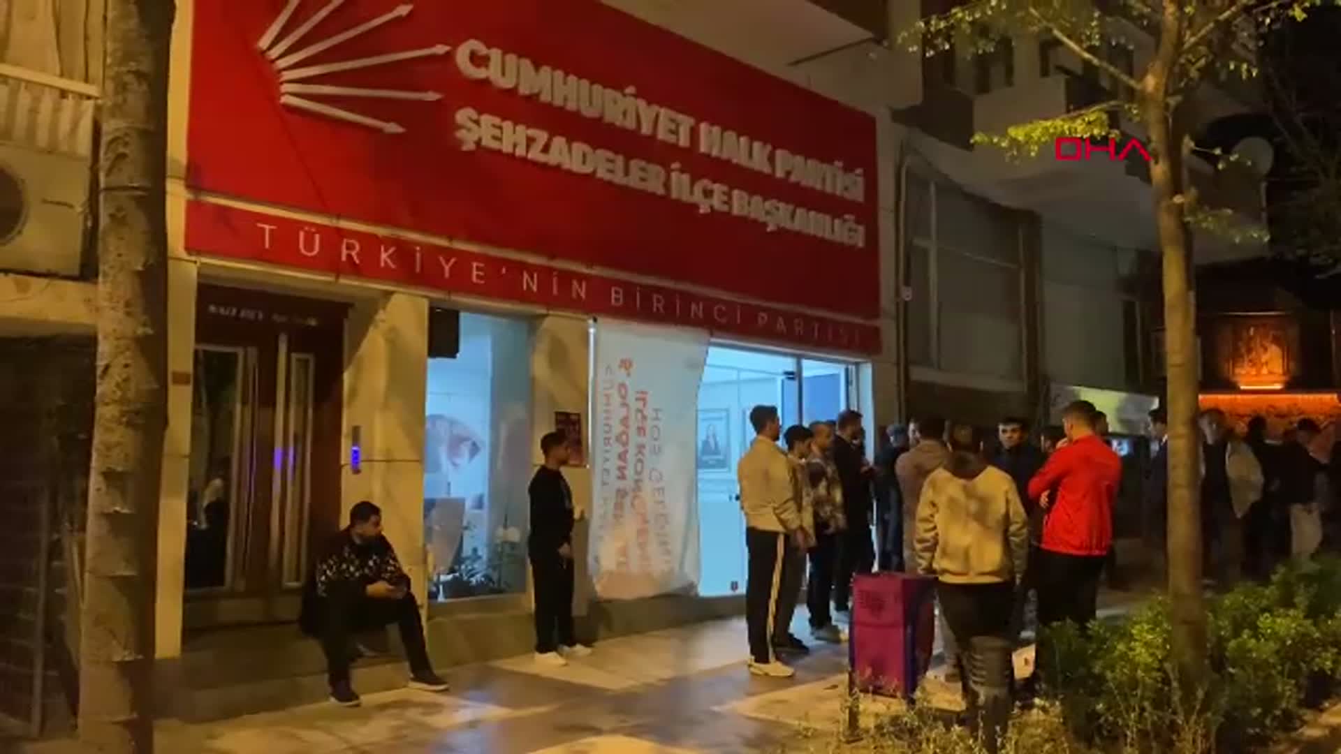 Manisa'da CHP İlçe Başkanlığına Taşlı Saldırı
