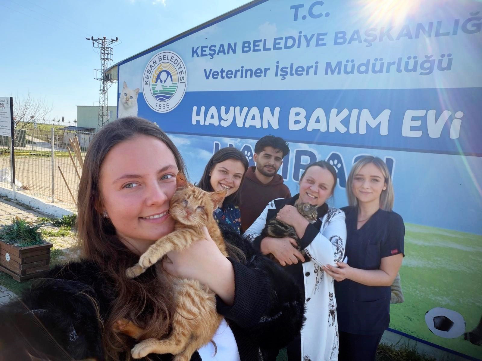 Engelli Kedilere Yuvalarını Açan Anne Kızı Tanıyın