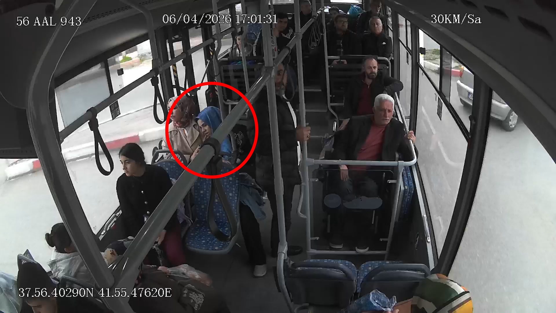 Siirt'te Belediye Otobüsünde Fenalaşan Yolcuya Acil Yardım