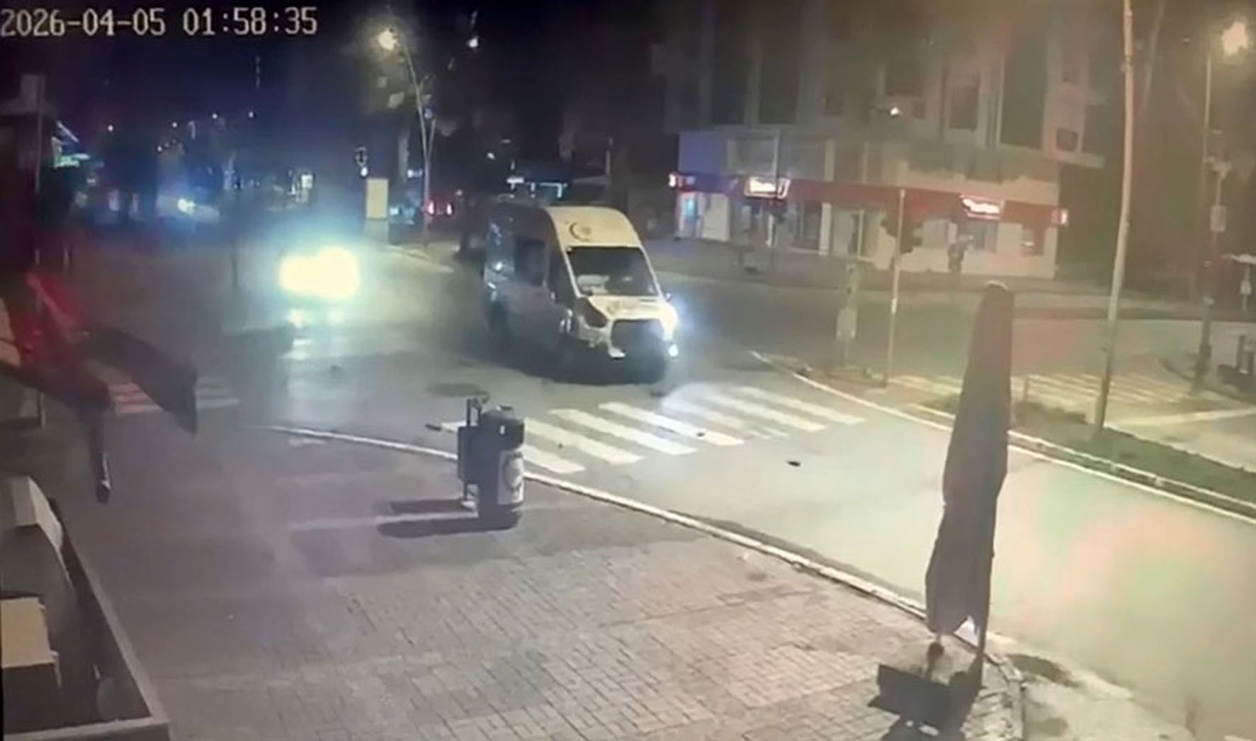 Ambulansla Minibüs Çarpıştı: İki Yaralı