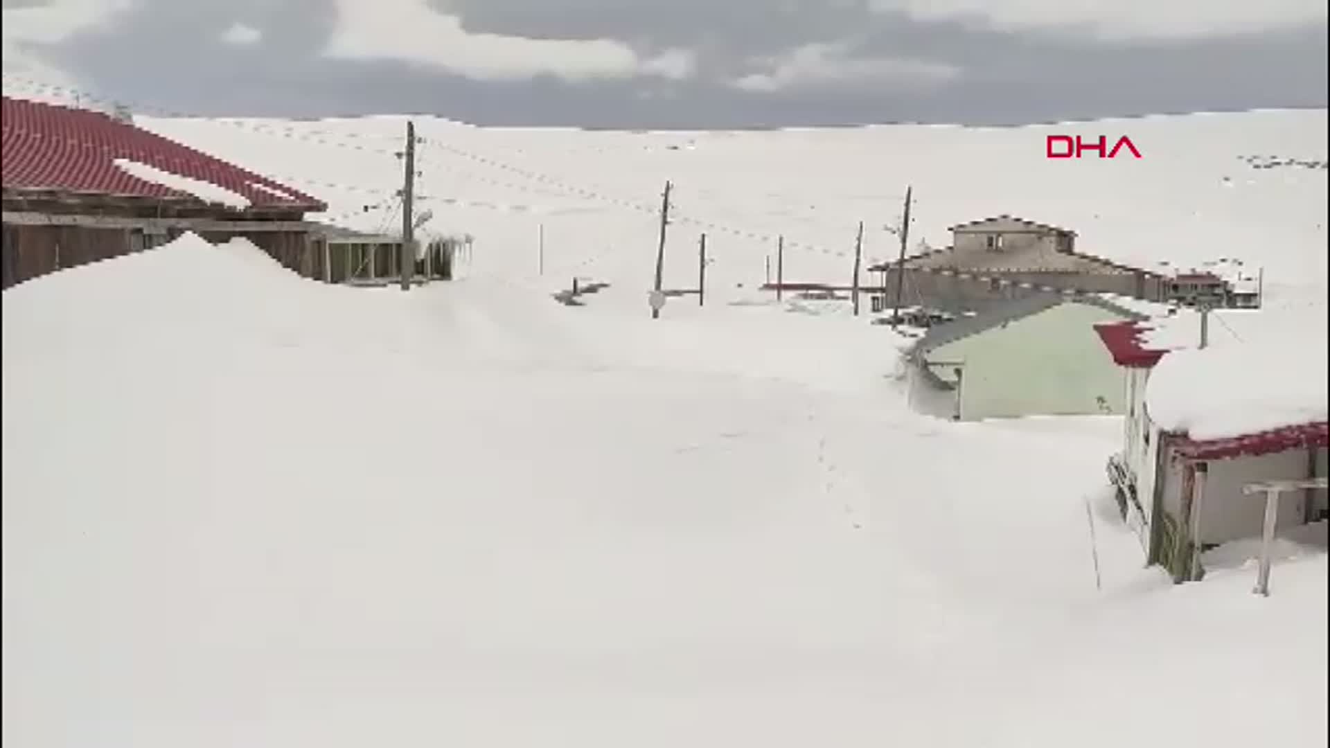 Bülbülan Yaylası'nda Kışın Gömülen Evler Karların Erimesiyle Gün Yüzüne Çıkıyor