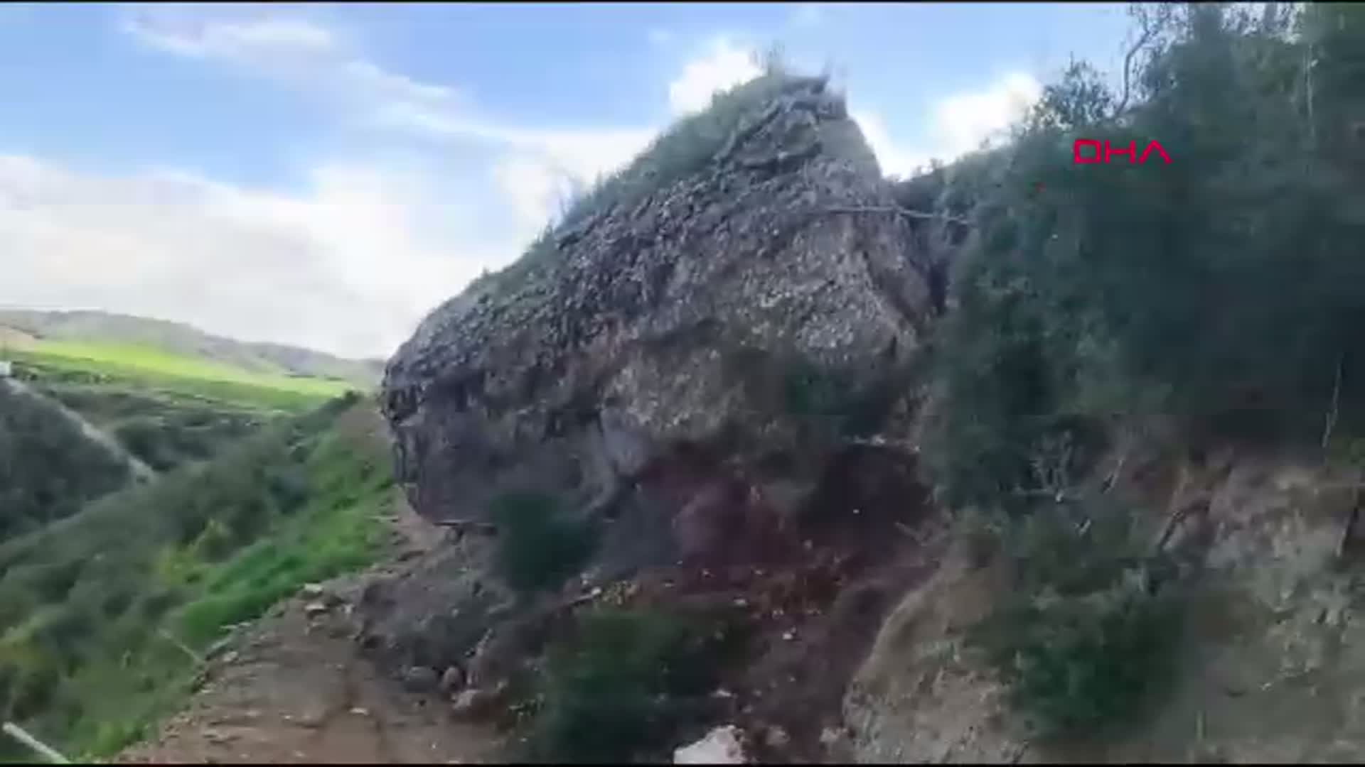 Adana'da Heyelan Sonrası Köy Yolu Ulaşıma Kapandı