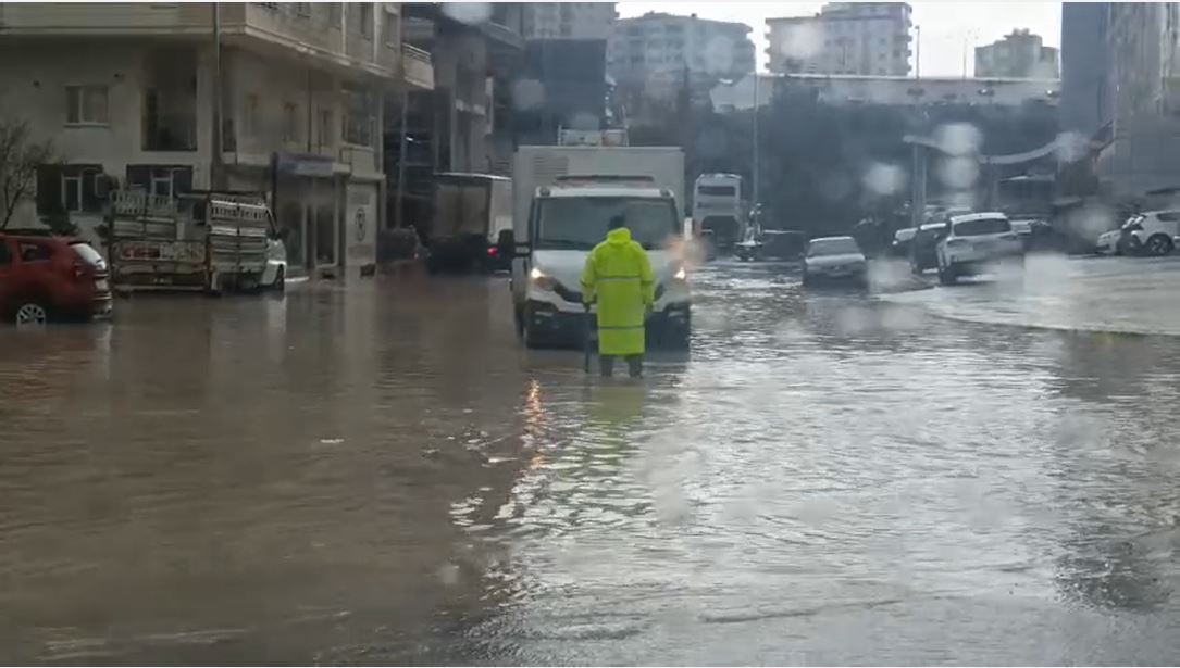 Mardin’de Aniden Bastıran Sağanak Caddeleri Göle Çevirdi
