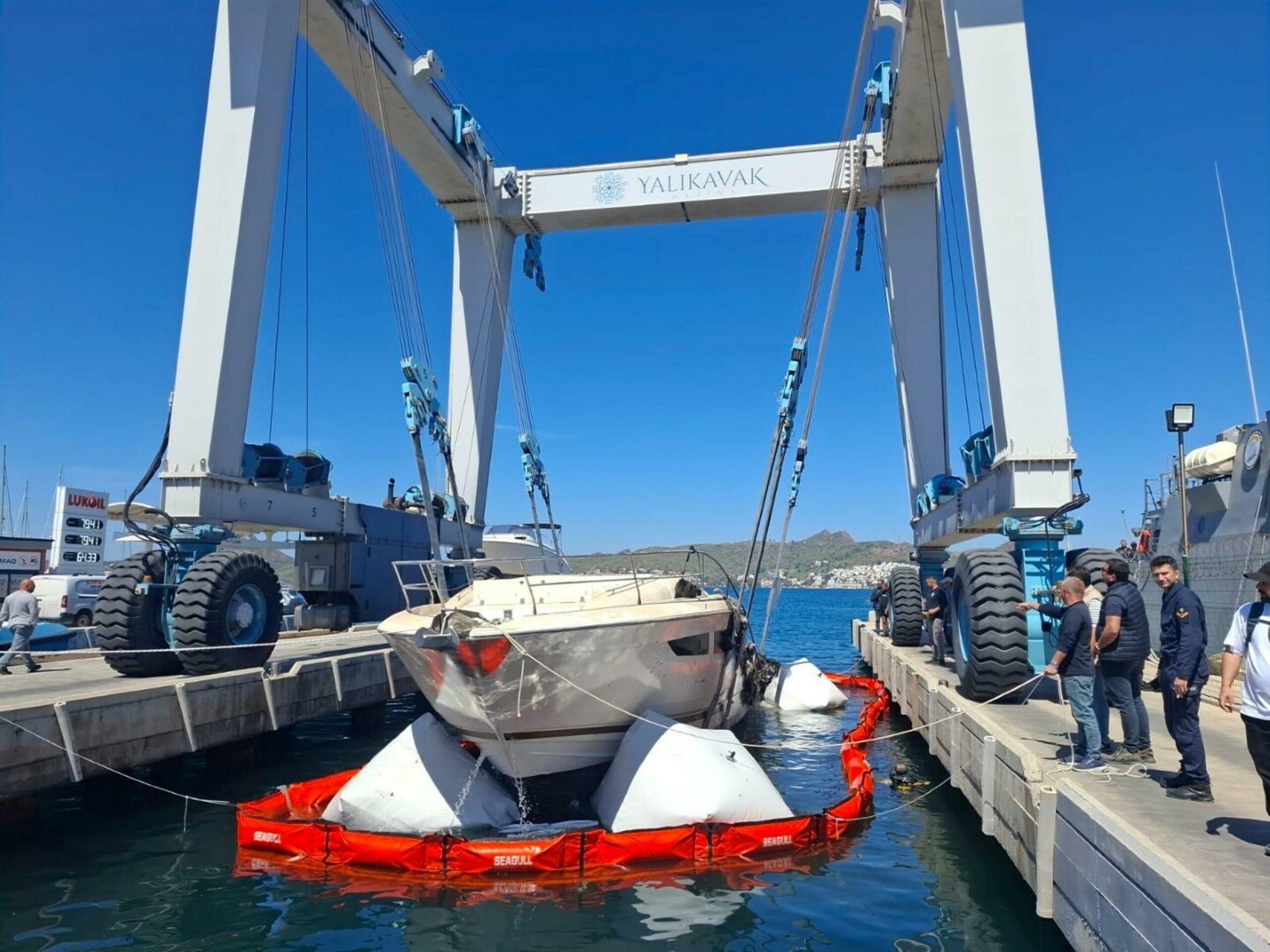 Bodrum'daki Marinada Yangın Sonrası Enkaz Kaldırma Çalışmaları Başladı