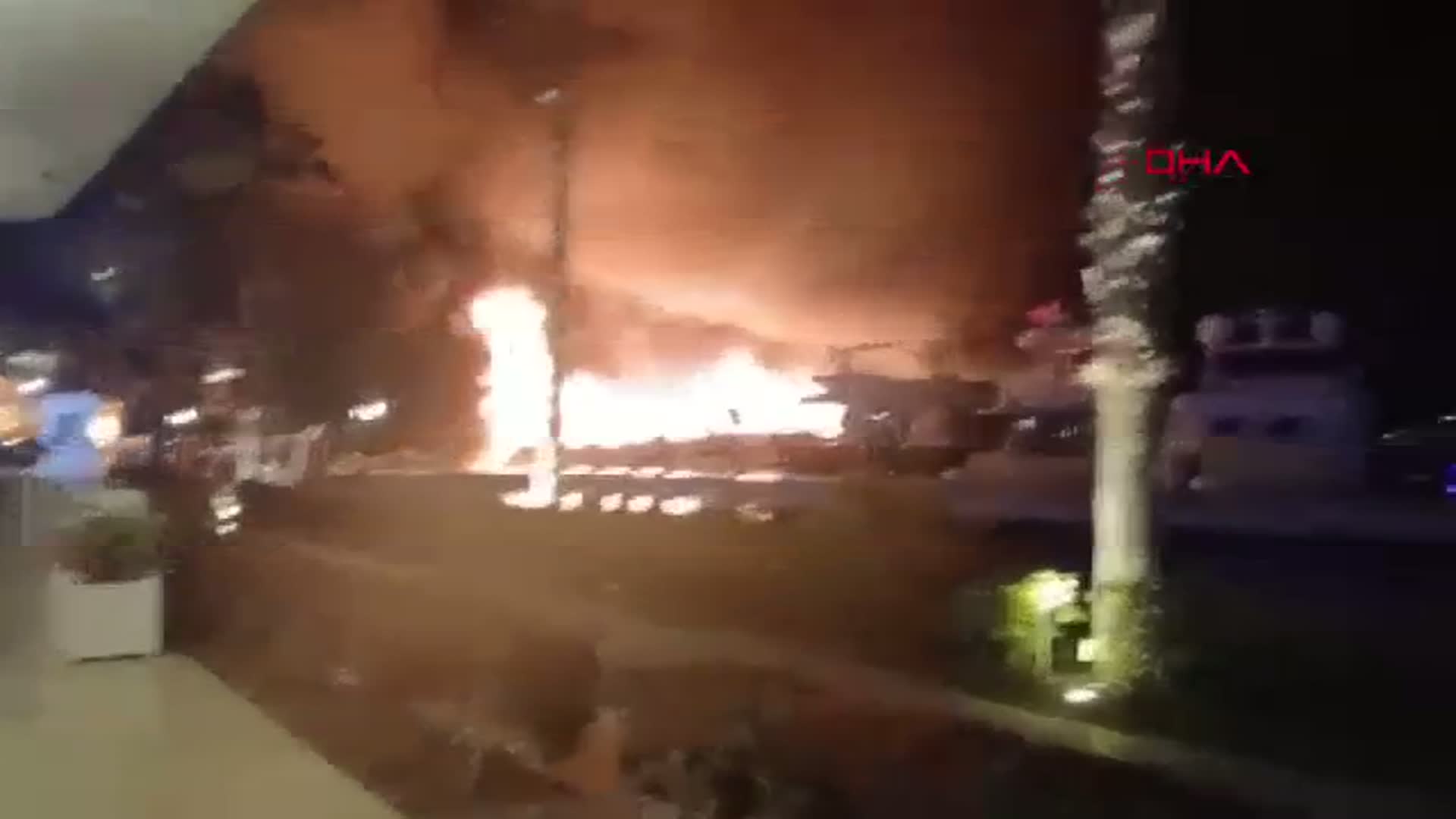 Bodrum Marina'daki Yangın Sonrası Enkaz Kaldırma Çalışmaları Başladı
