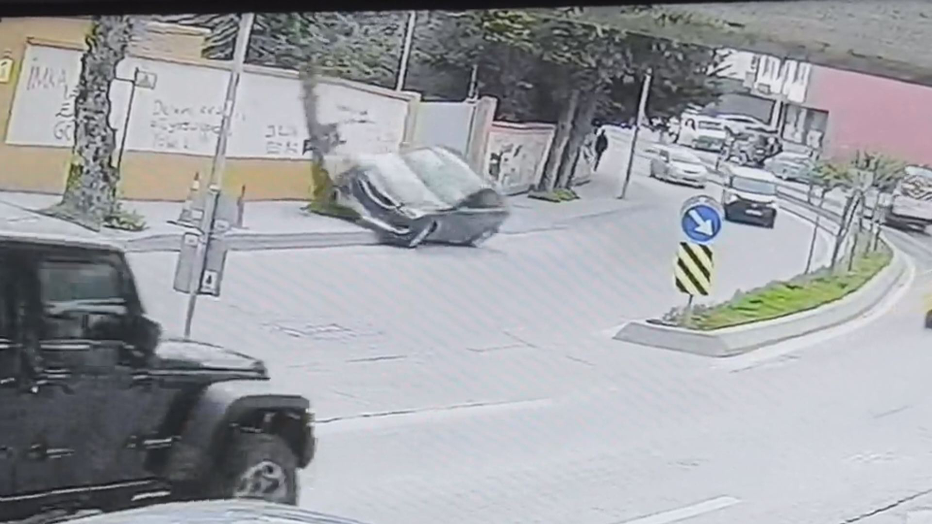 Arnavutköy'de Direksiyon Hakimiyetini Kaybeden Araç Takla Attı