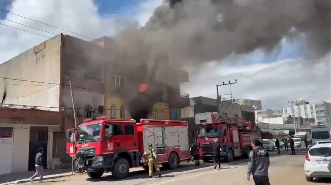 Kızıltepe'de 2 Katlı Binada Yangın: 1 Bebek ve 4 Kişi Dumandan Etkilendi