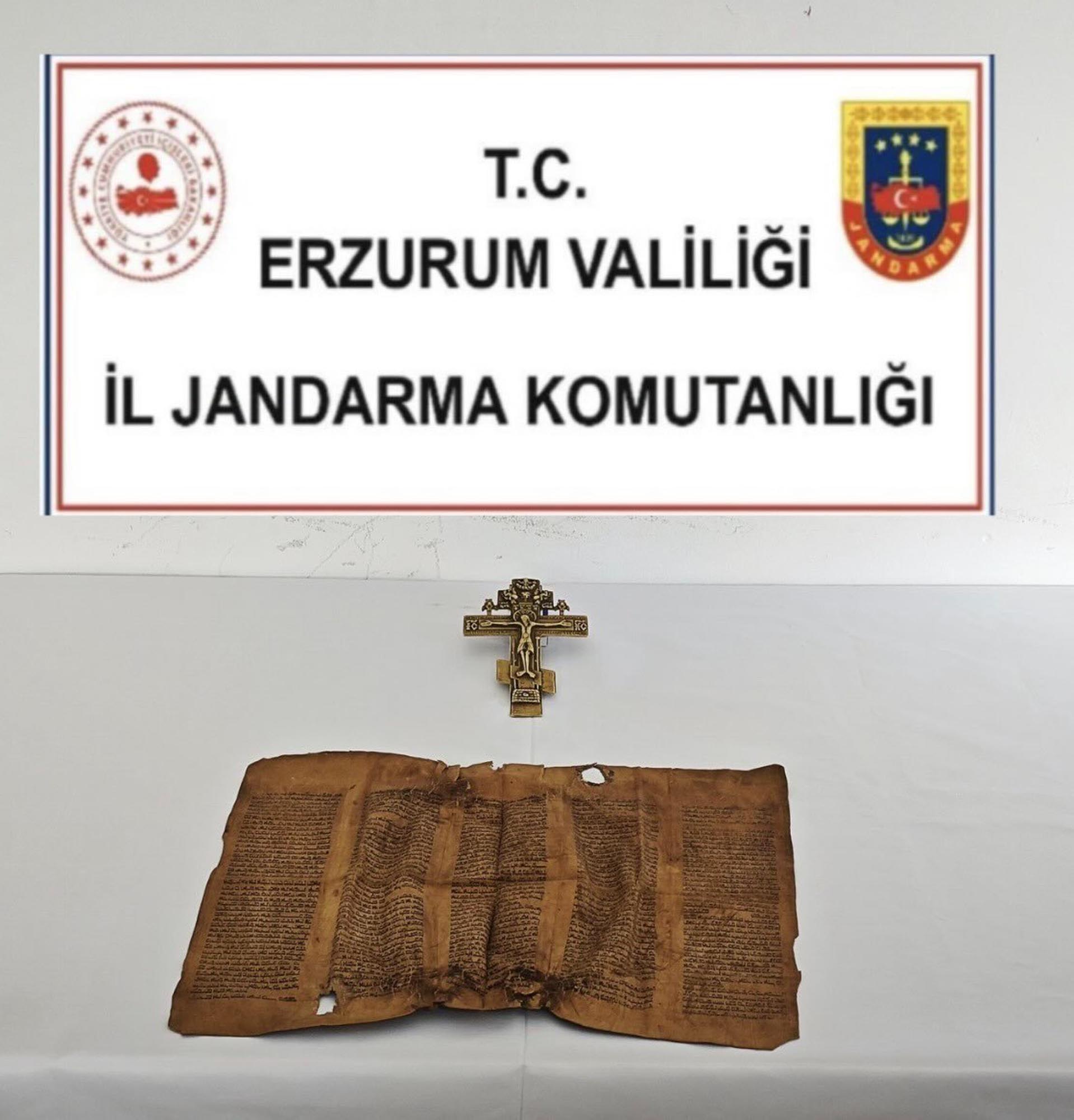 Erzurum'da Orta Çağ'dan Kalma Parşömen ve Bronz Haç Bulundu